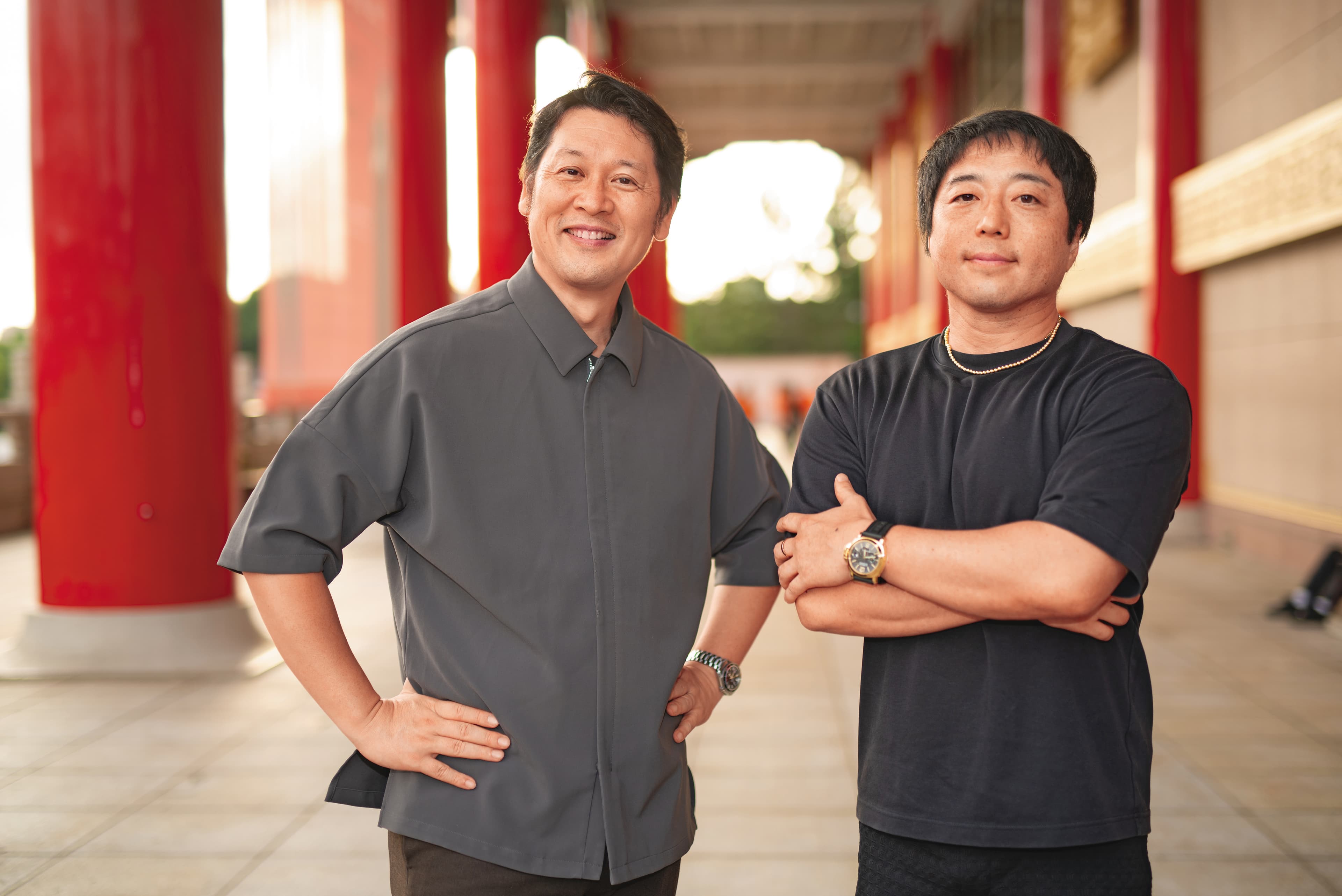 導演岸本功喜(右)與音樂總監小島良太(左)認為,音樂劇獨特的表現形式最適合詮釋這個溫暖的故事。