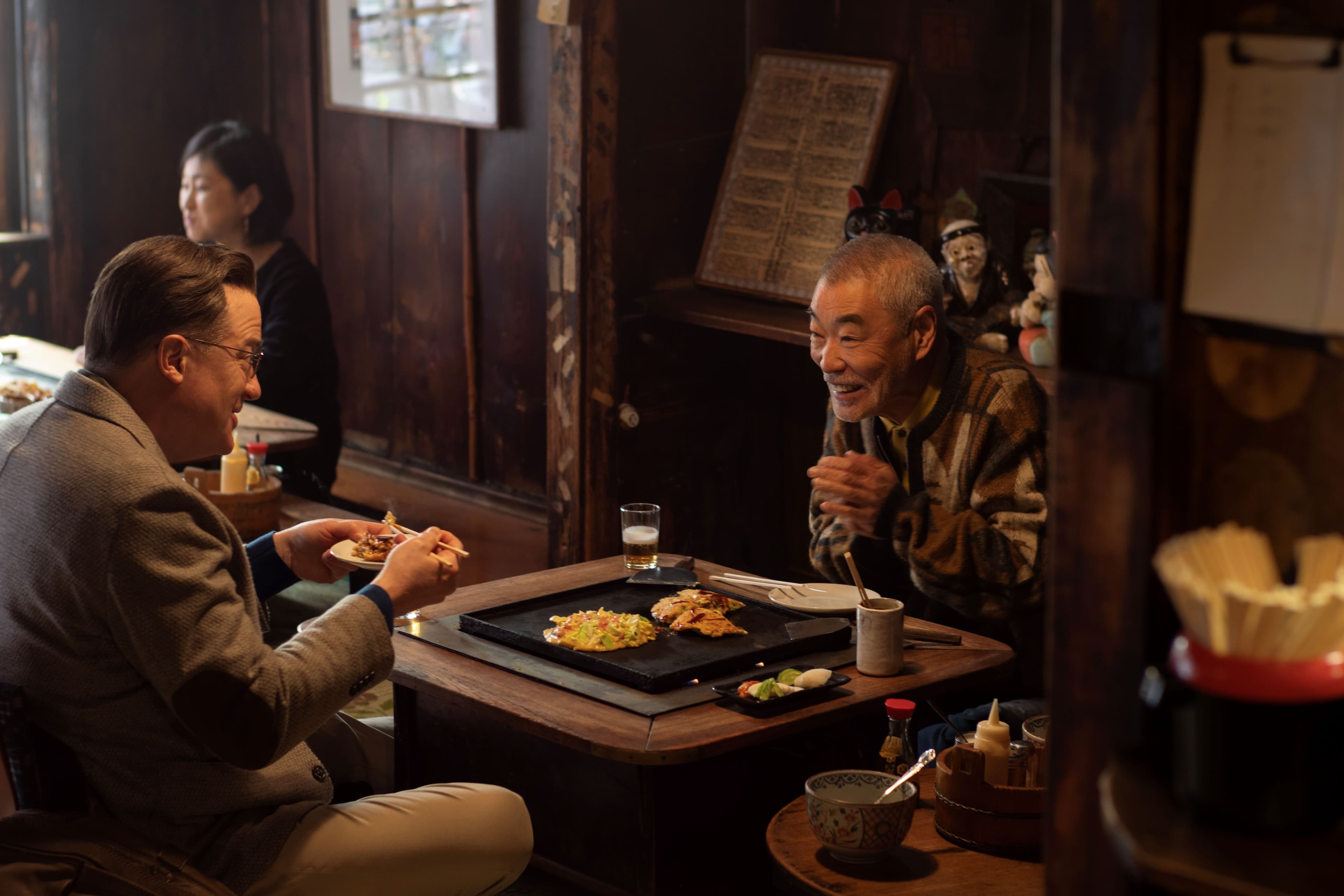 布蘭登費雪(左)與日本國寶級演員柄本明(右)發展出動人的忘年之交。(20世紀影業提供)
