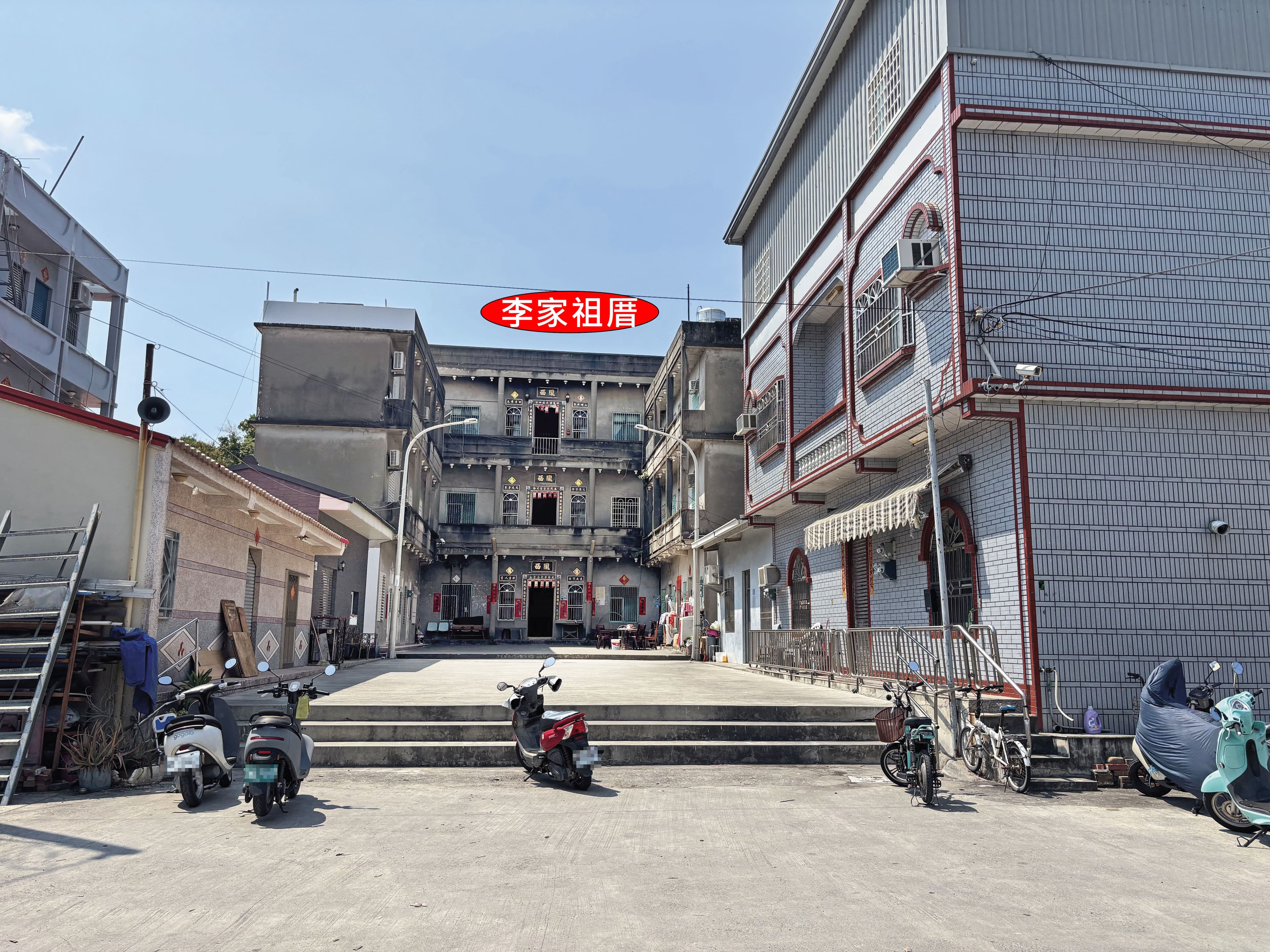 李四川遭控農地違建的鐵皮屋,對街就是胞弟李賜福開的民宿,李家祖厝也僅幾步之遙。(讀者提供)
