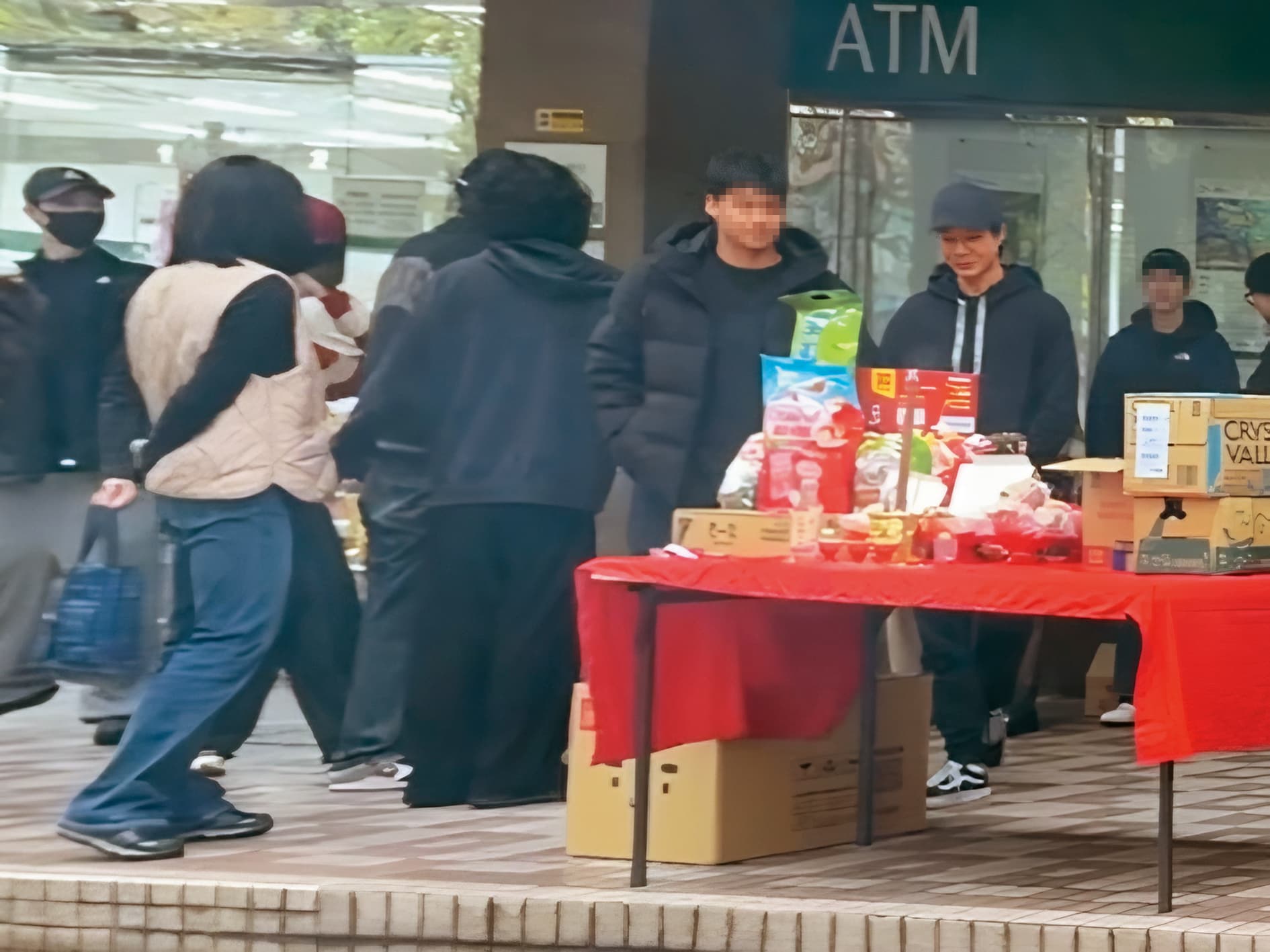 消失大半年的薛仕凌(右),身形看起來有些消瘦。(讀者提供)