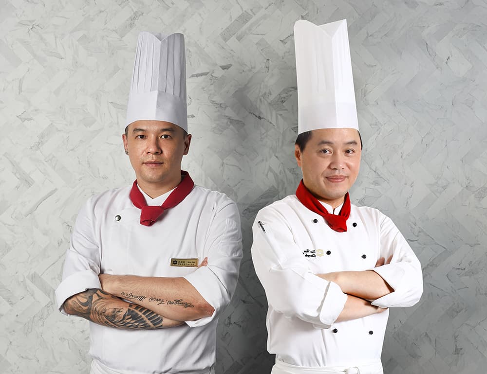 西點主廚許煜新(左)與醉月樓許忠賢主廚,以青森蘋果為靈感,打造出期間限定的美食盛宴。(台南遠東香格里拉提供)