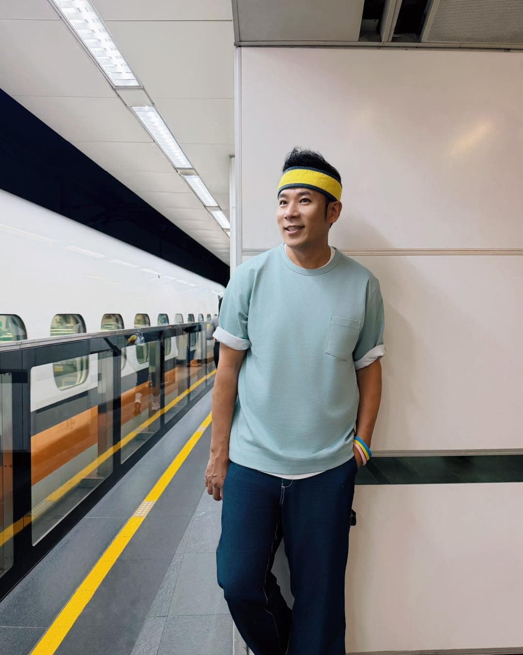 香蕉哥哥經常搭高鐵,頭上總是戴著黃色頭帶。(翻攝香蕉哥哥臉書)