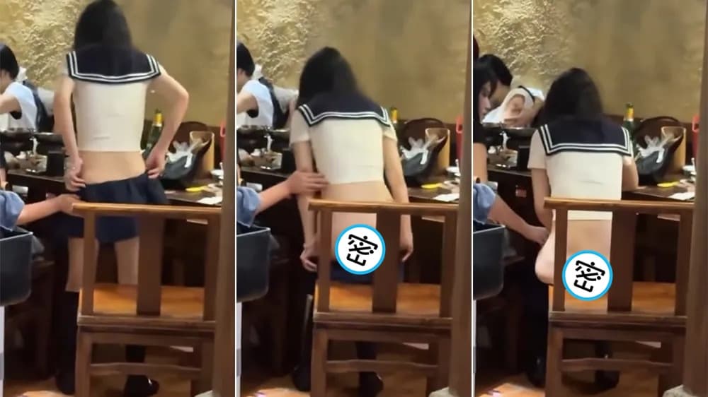 一名穿著水手服的白皙妹,在餐廳吃飯時,突行為怪異,脫褲露出白皙屁桃。(翻攝自微博)