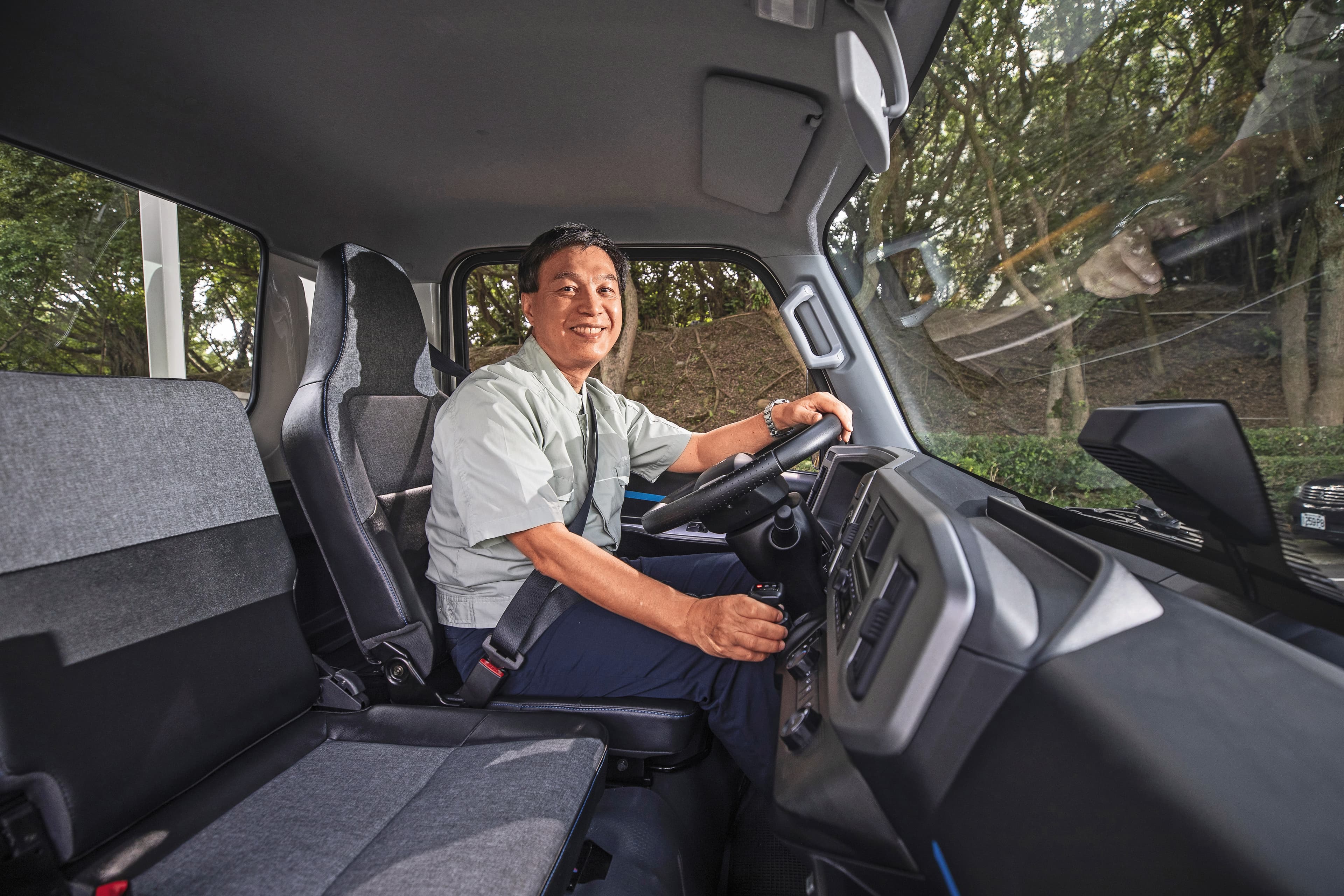 中華車總經理曾鑫城親自駕駛自家電動商用車ET35展示性能。