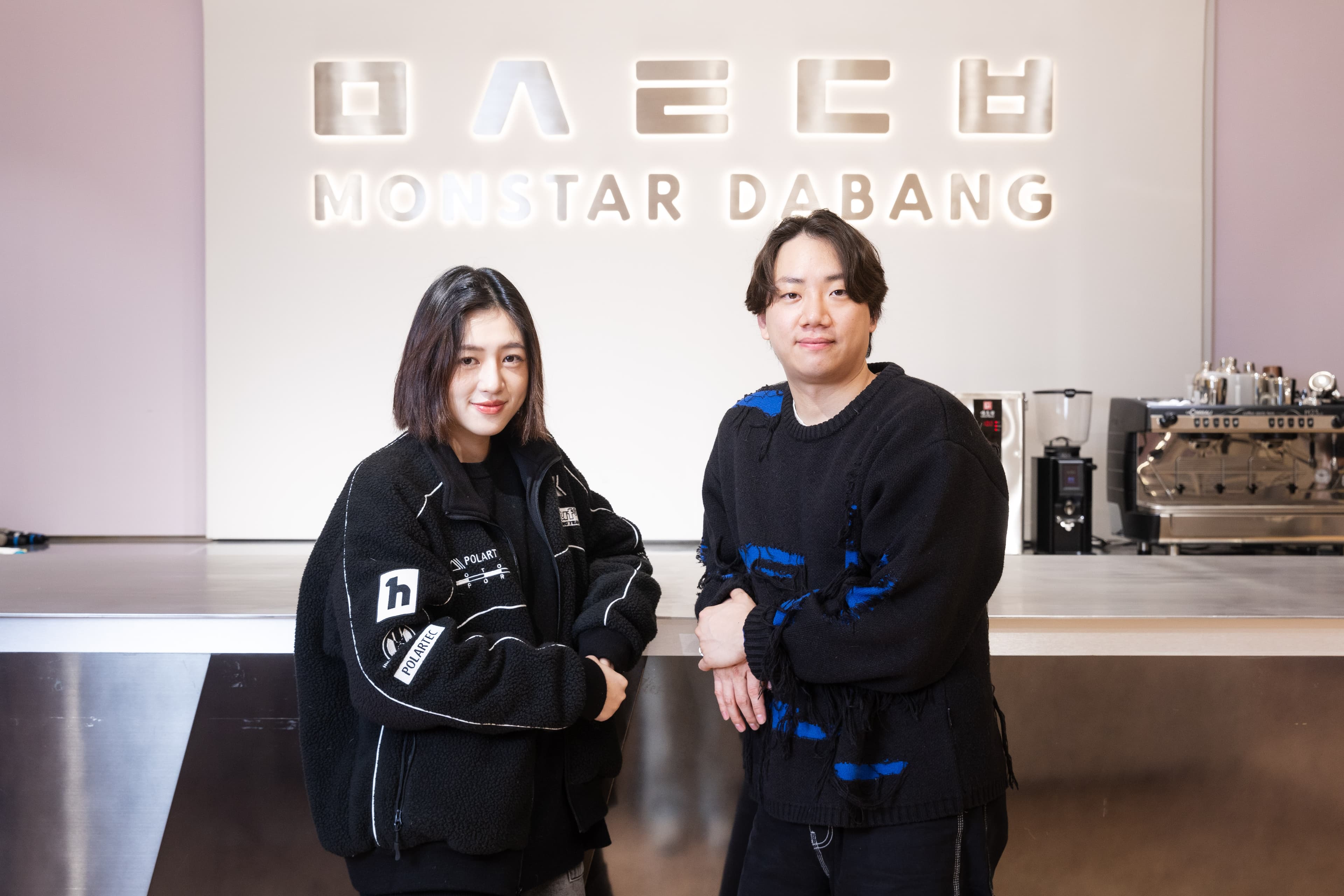 金正律（右）與朱謙雅在K-MONSTAR微風南山門市的咖啡廳空間受訪，分享來台展店心路歷程。