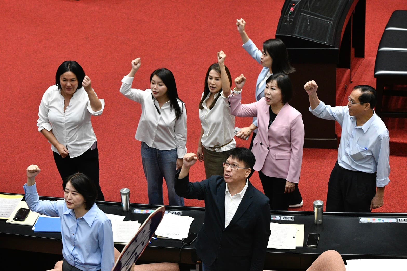 高金素梅為了原住民預算案,跟行政院長卓榮泰抗議。
