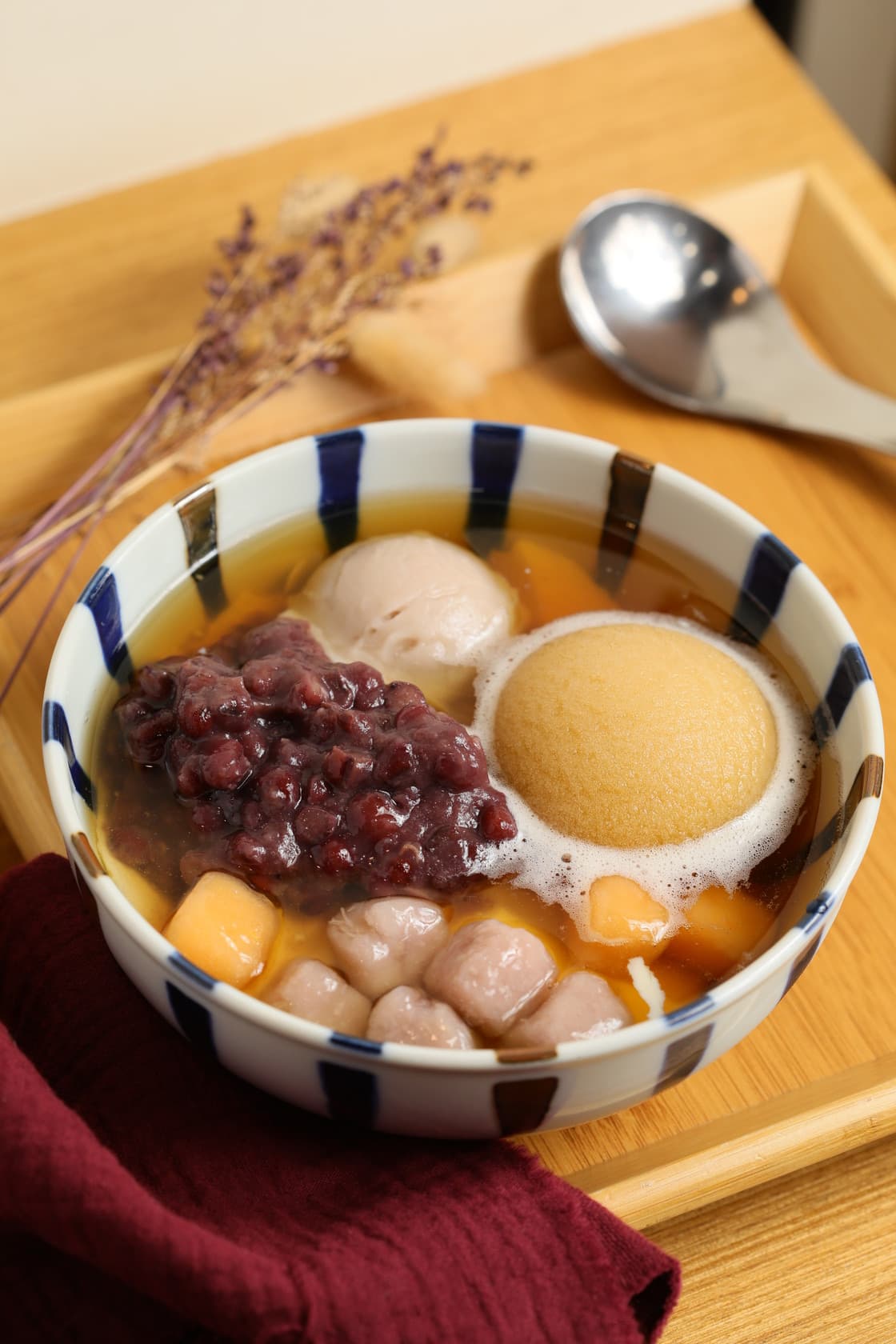 「手炒黑糖豆花」附上一球自製的甘蔗冰,即使冰品融化也不影響味道。(60元/份)