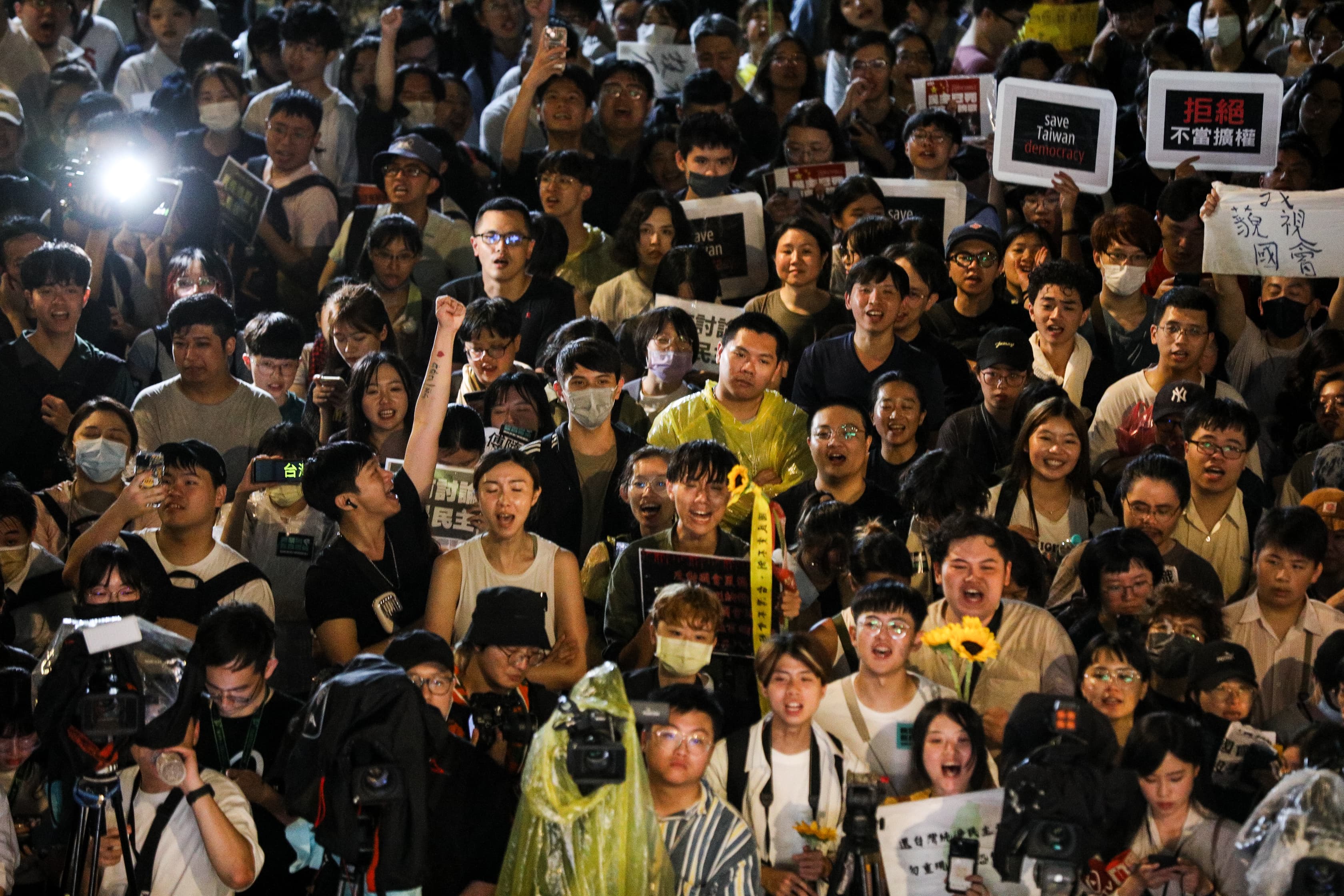 21日晚間最高湧入3萬人在立法院外抗議黑箱審查。