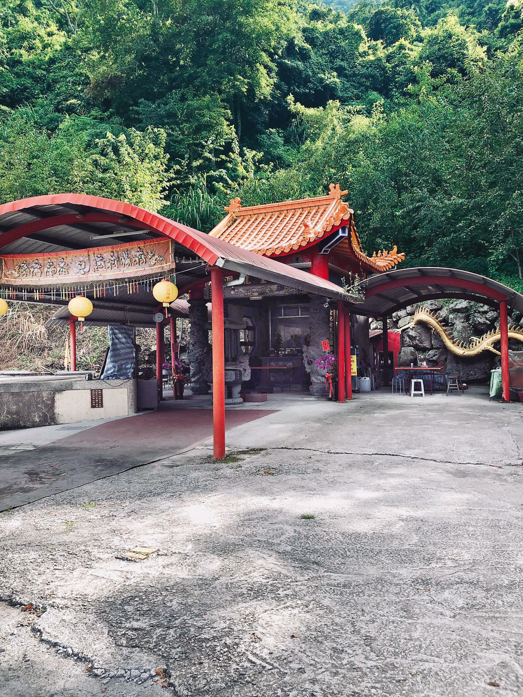 宇宙萬聖宮人員在後方山腰處興建小廟(圖),還自挖水井、立水塔,對外販售「聖水」。(讀者提供)