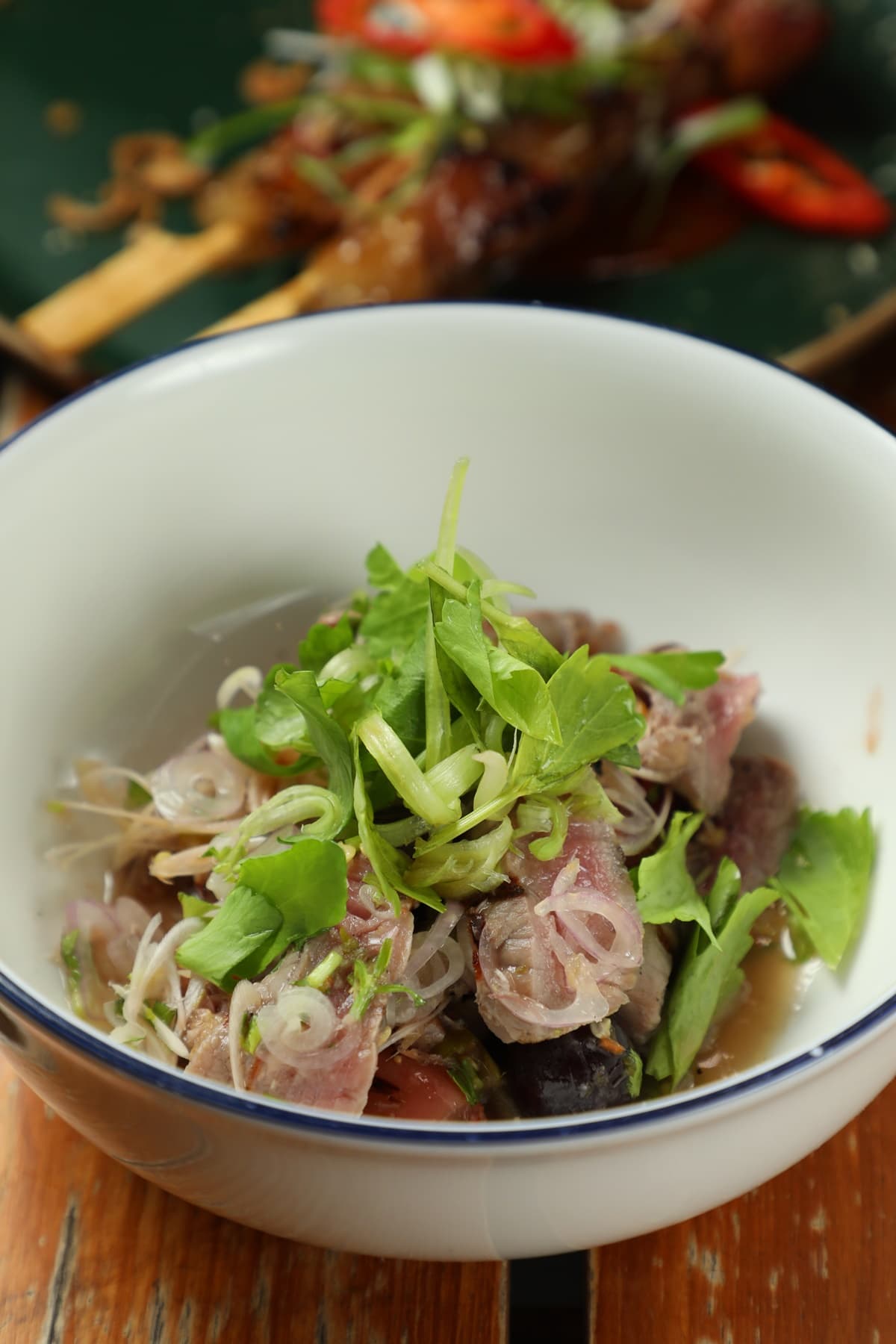 「Nuea Yang Yum A-ngoon」就是涼拌烤牛肉沙拉，底下醃漬過的葡萄的視覺的一大亮點。（380泰銖／份，約NT$335）