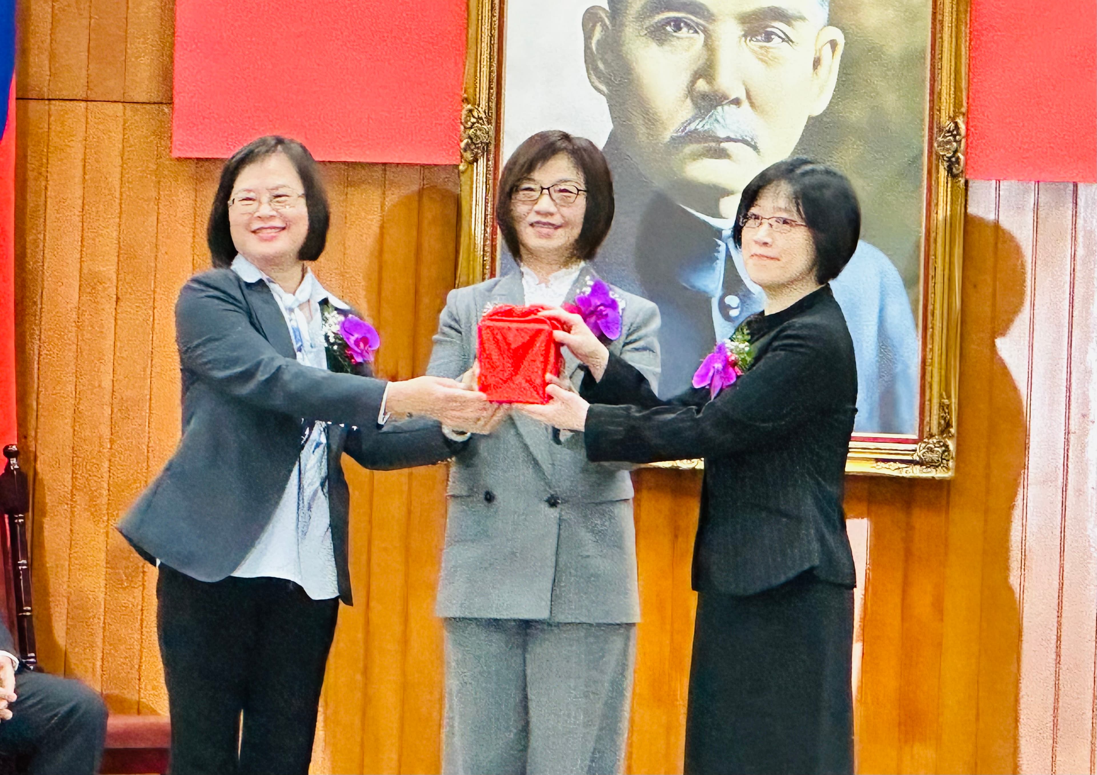 新竹地院新任院長朱瑞娟(右)與代理院長林秋宜(左)進行交接。