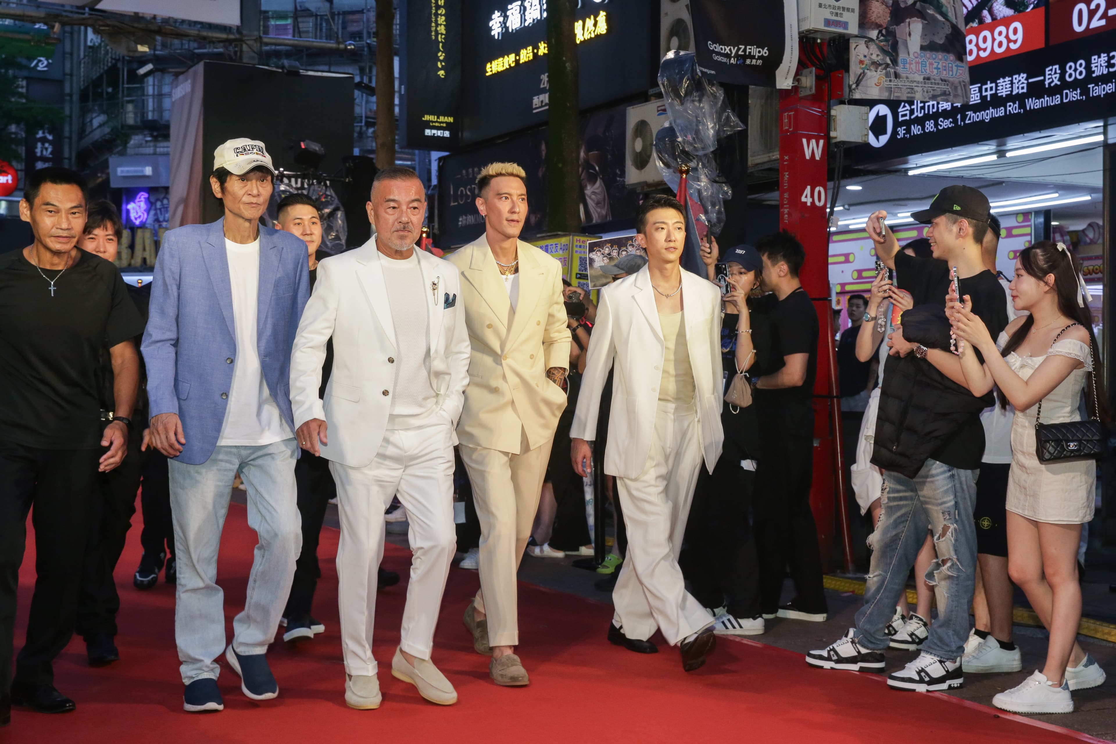 夏靖庭(左起)、喜翔、龍天翔、王陽明、張懷秋一起走上紅毯參加首映。