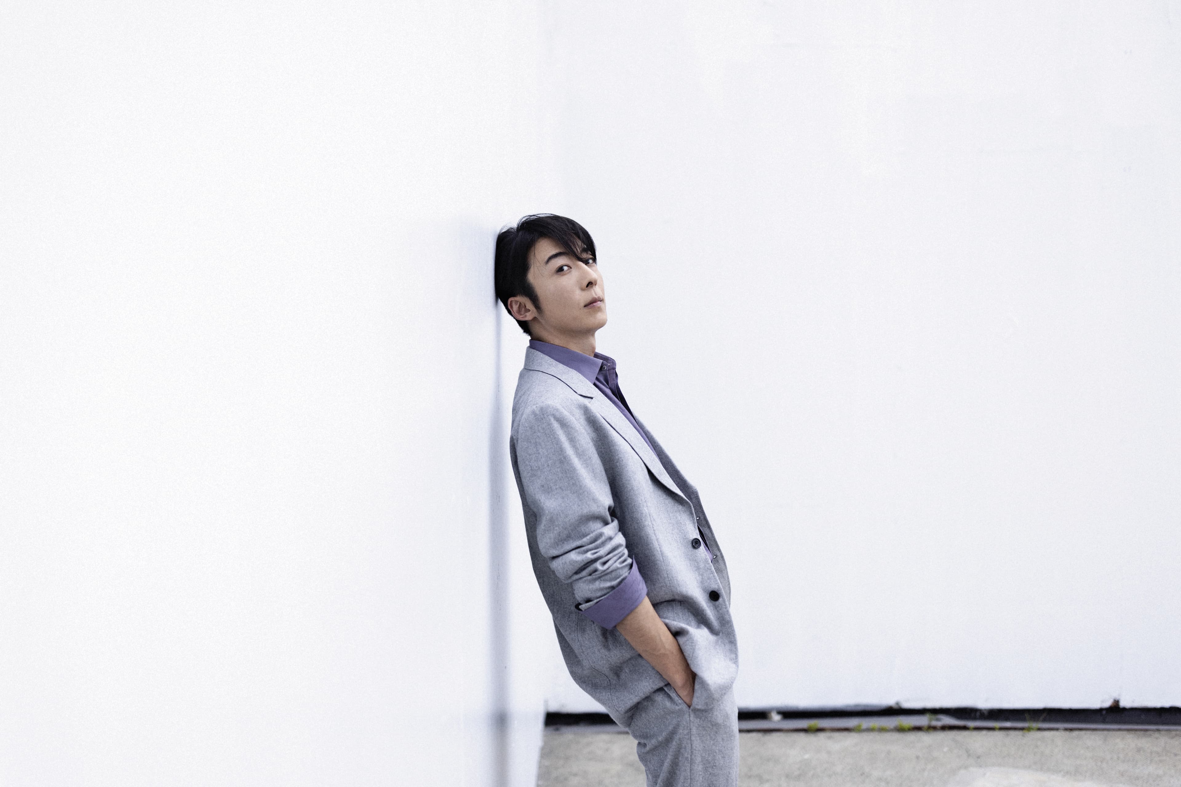 高橋一生給人低調而舒服的感覺。入行多年,他曾演出許多綠葉角色,最終這些角色也成為他內在的豐富層次。