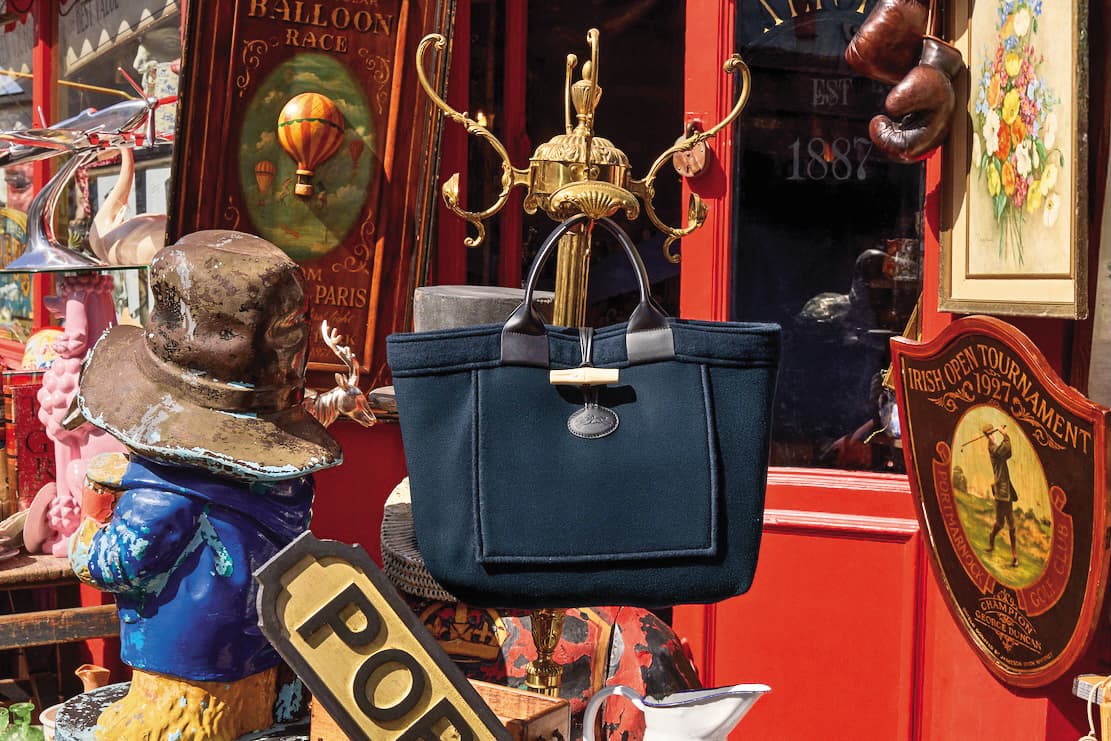 LONGCHAMP x GLOVERALL海軍藍色Le Roseau聯名包款。NT$24,900。（LONGCHAMP提供）