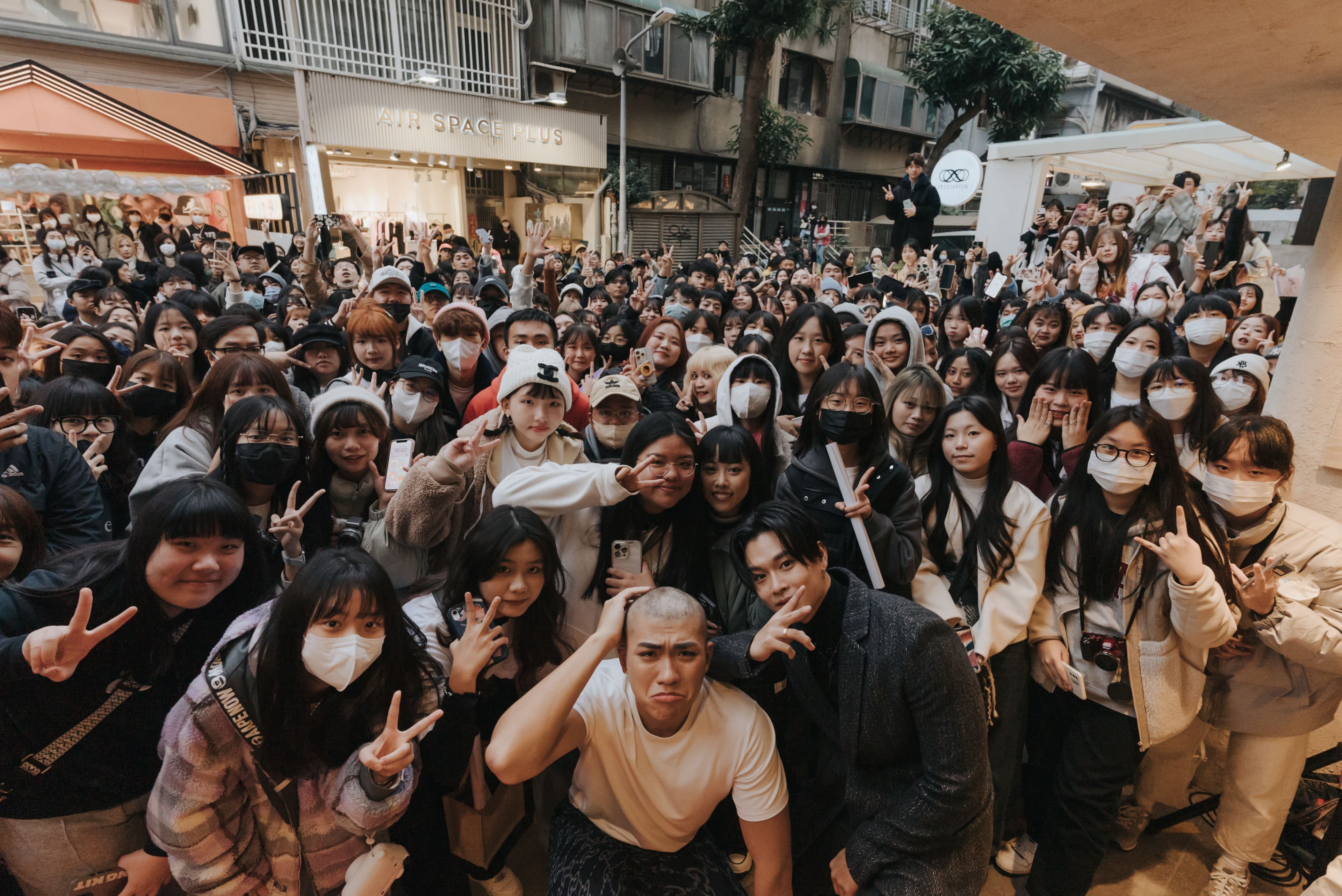 王ADEN趁著2月底入伍前夕特別舉辦簽唱會,讓現場歌迷陪著他一起「落髮」。(愛騰音樂有限公司提供)