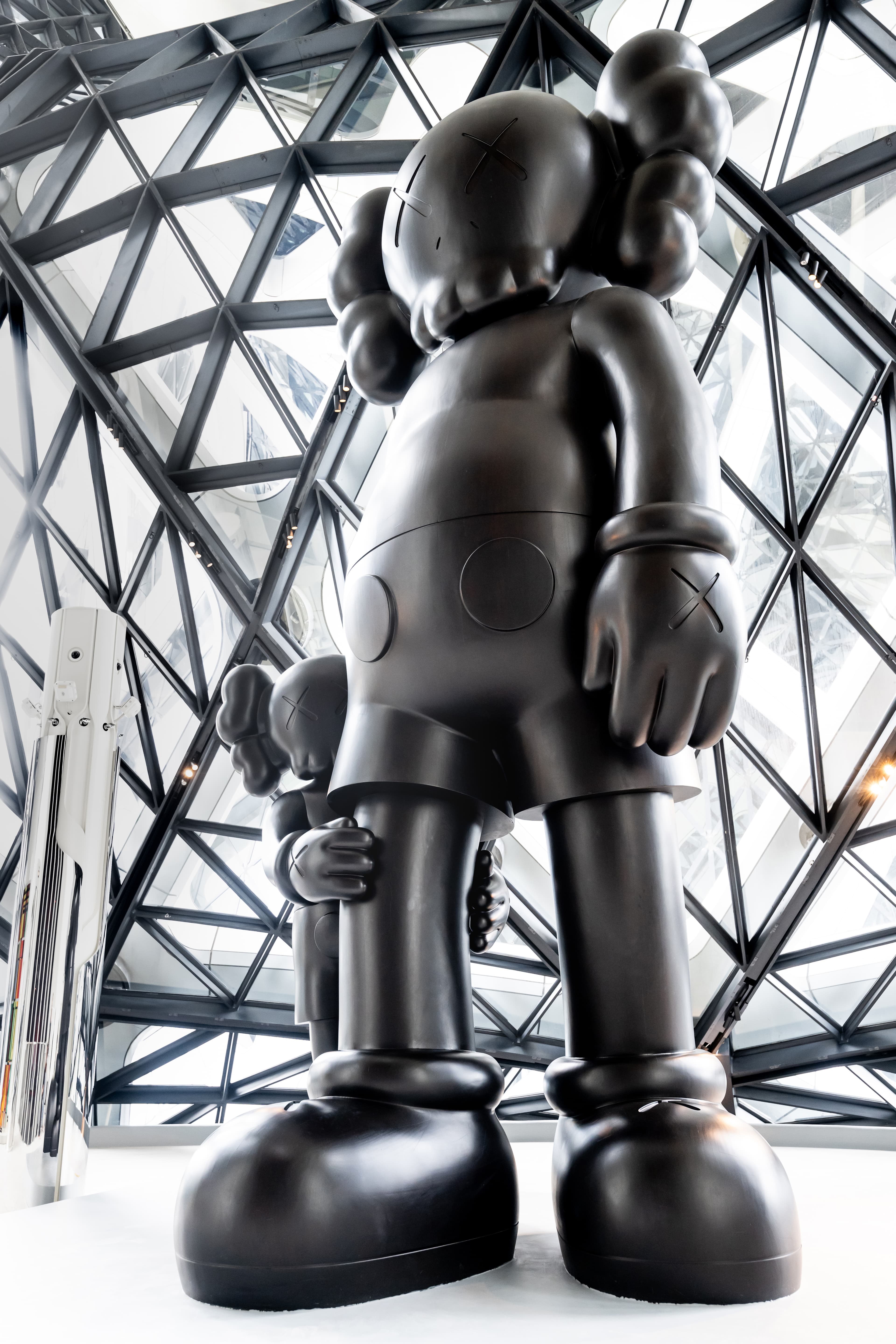 以非洲柚木材質創作的KAWS《好意》。(新濠天地提供)
