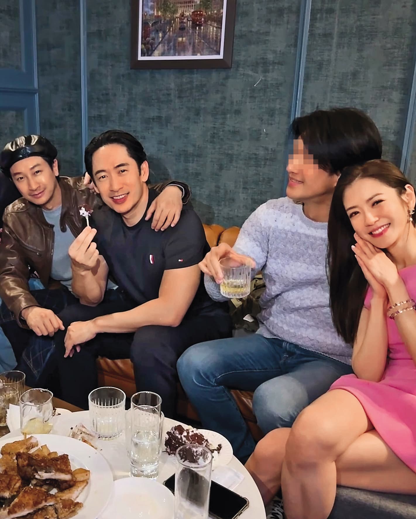 楊千霈(右1)嬌羞靠著Jeremy(右2)親暱合照。(翻攝自楊千霈IG)