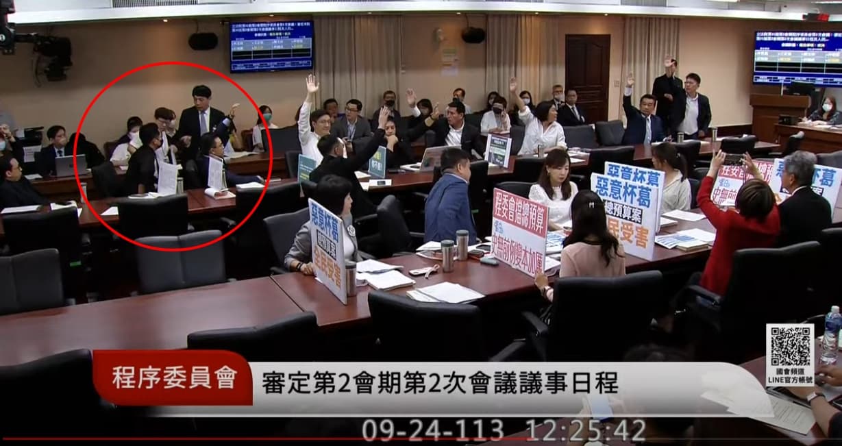 羅廷瑋向議事人員表態棄權。(翻攝自國會頻道)