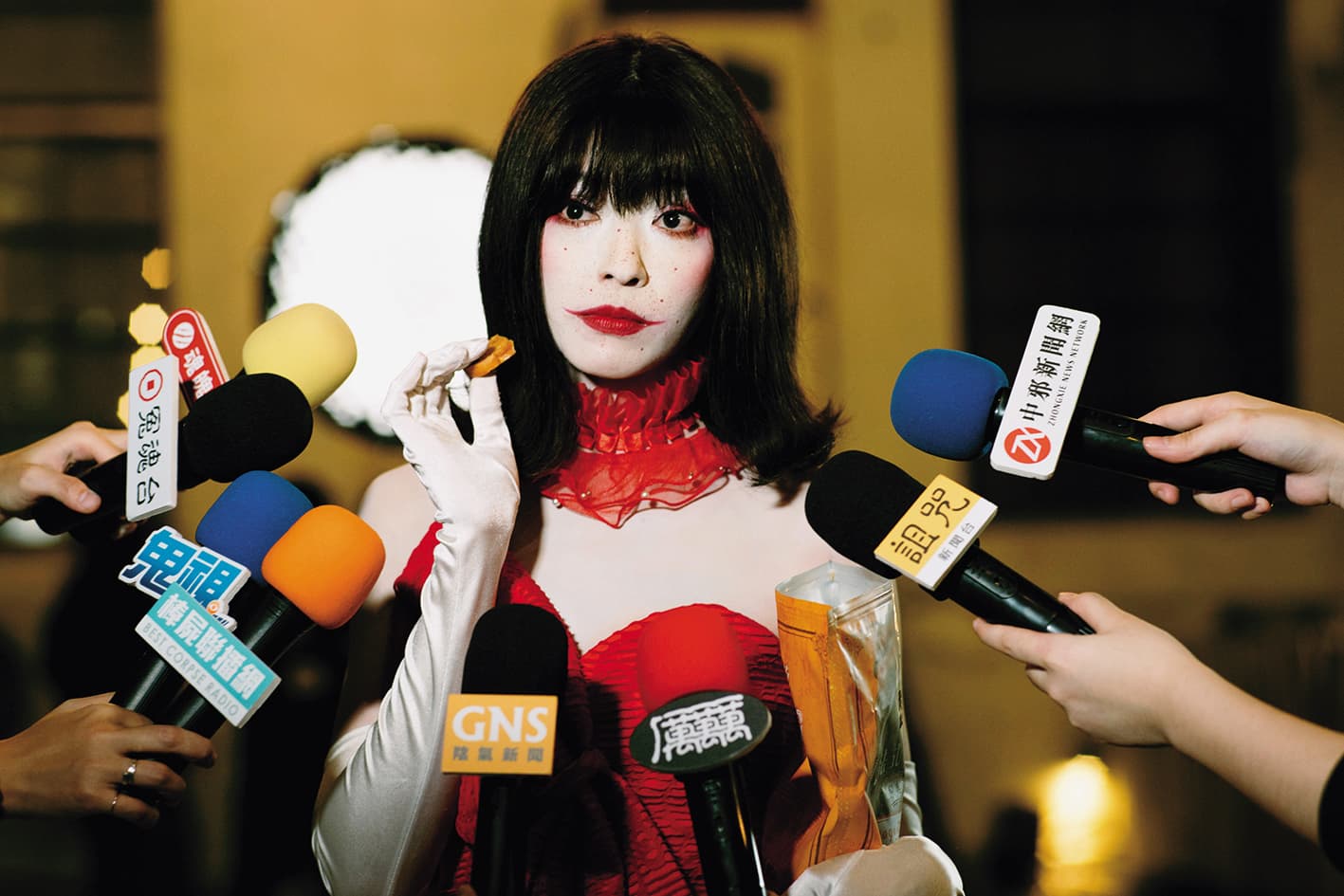 飾演「潔西卡」的姚以緹展現新世代鬼后嚇人的新方法。(牽猴子提供)