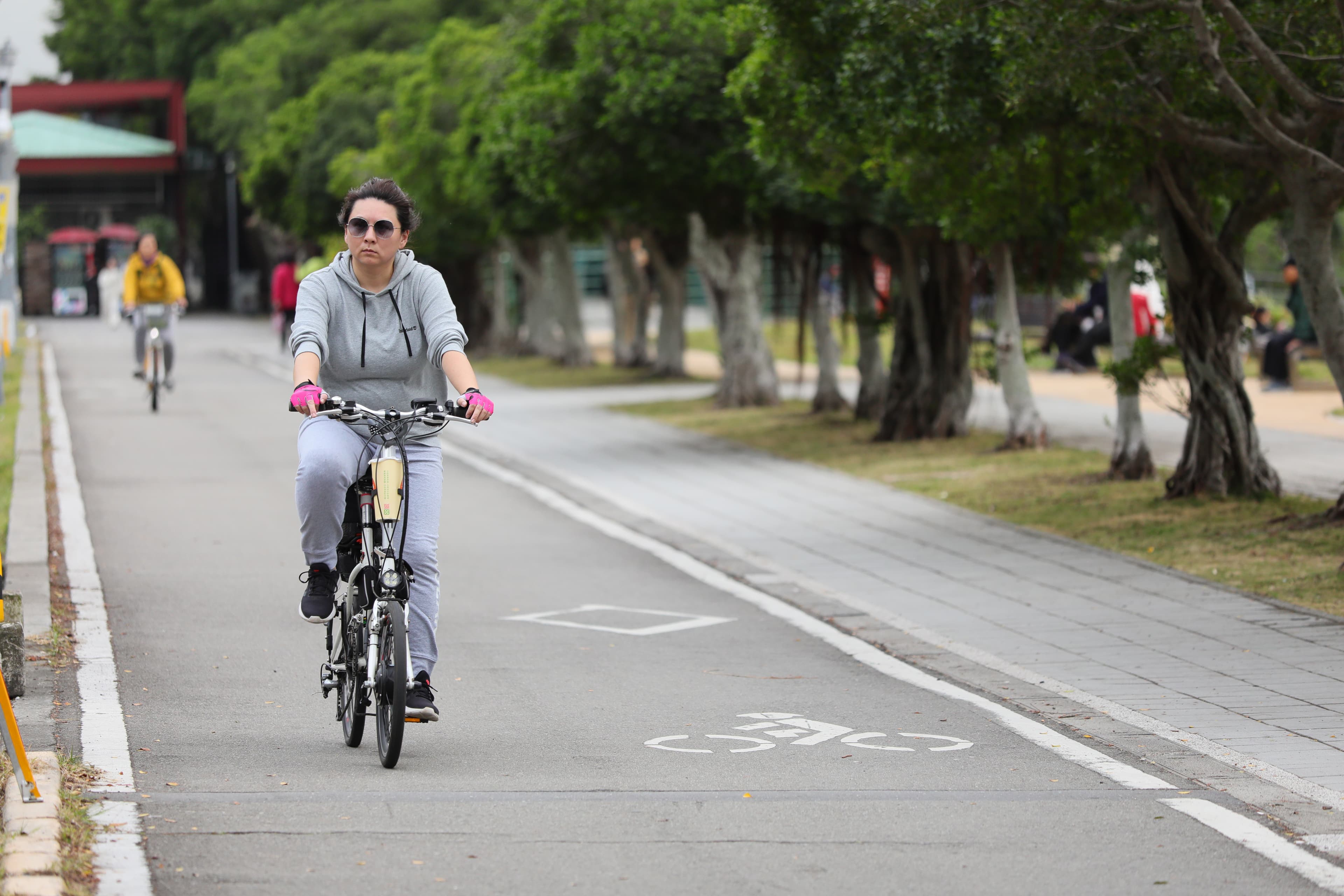 許多單車族選擇從八里一路騎經關渡大橋前來,沿途風光明媚,在夕陽下愜意騎行。