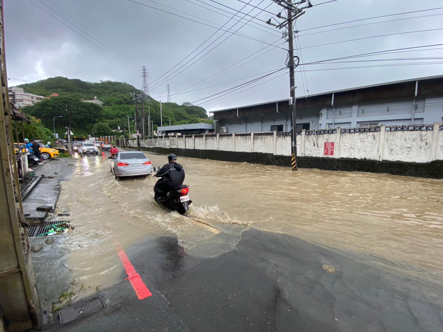 基隆各區淹水,交通打結。