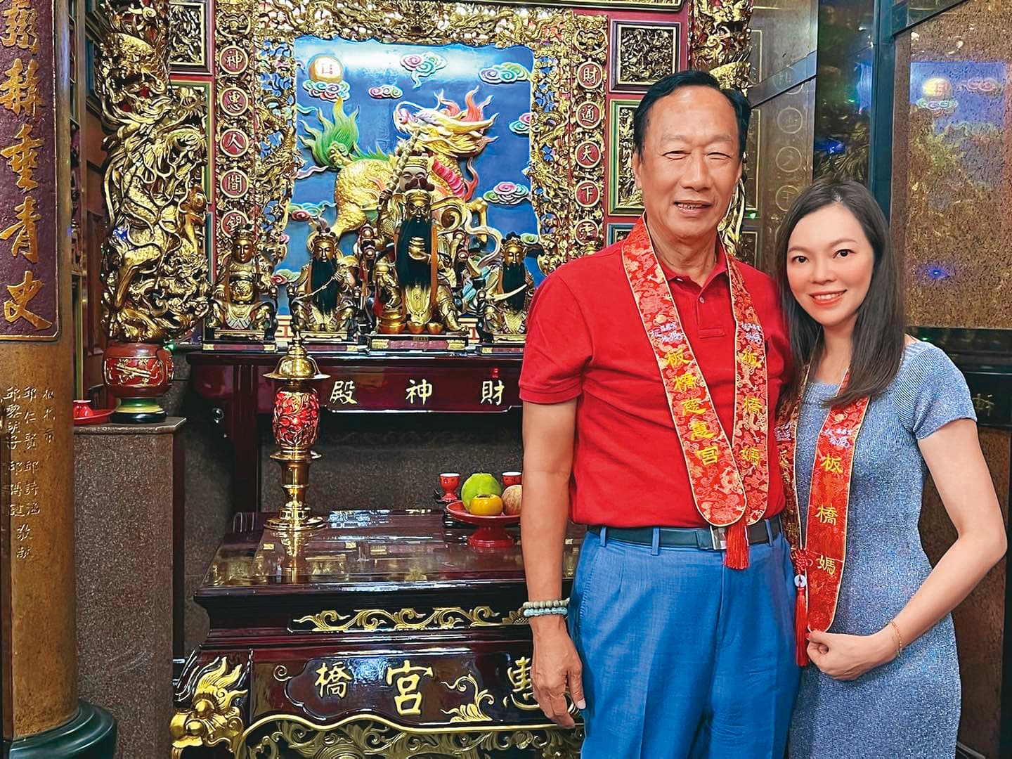自稱「媽祖廟阿銘」的郭台銘(左),常在農曆大年初一,帶著妻子曾馨瑩(右)與子女前往板橋慈惠宮參拜。(翻攝自郭台銘臉書)