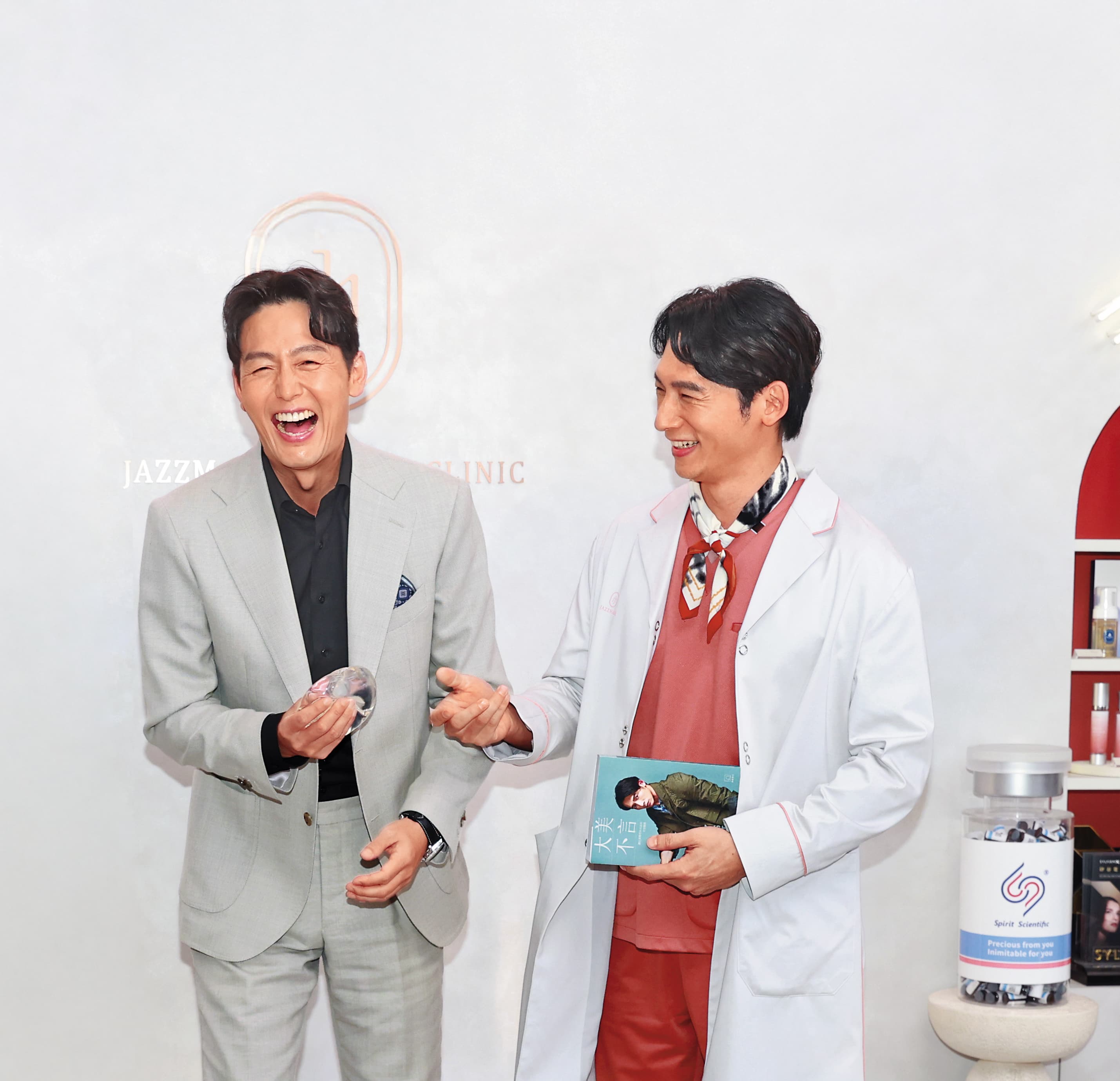 韓星李廷鎮(左)從温昇豪(右)手中接過隆乳假體,笑到美叮美噹。