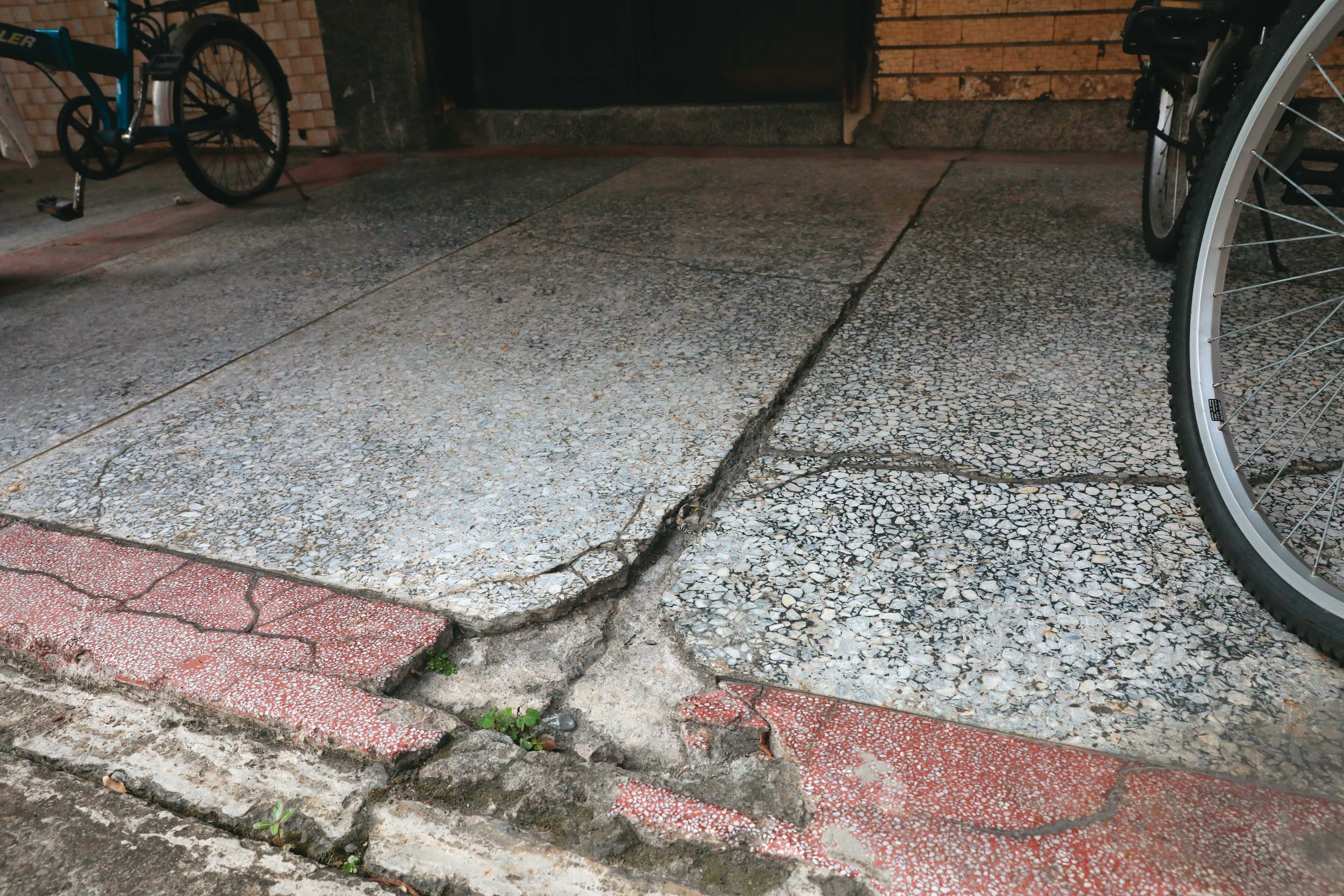 元賀建設暴力拆屋,引發震度五的強震,附近地面出現裂痕。
