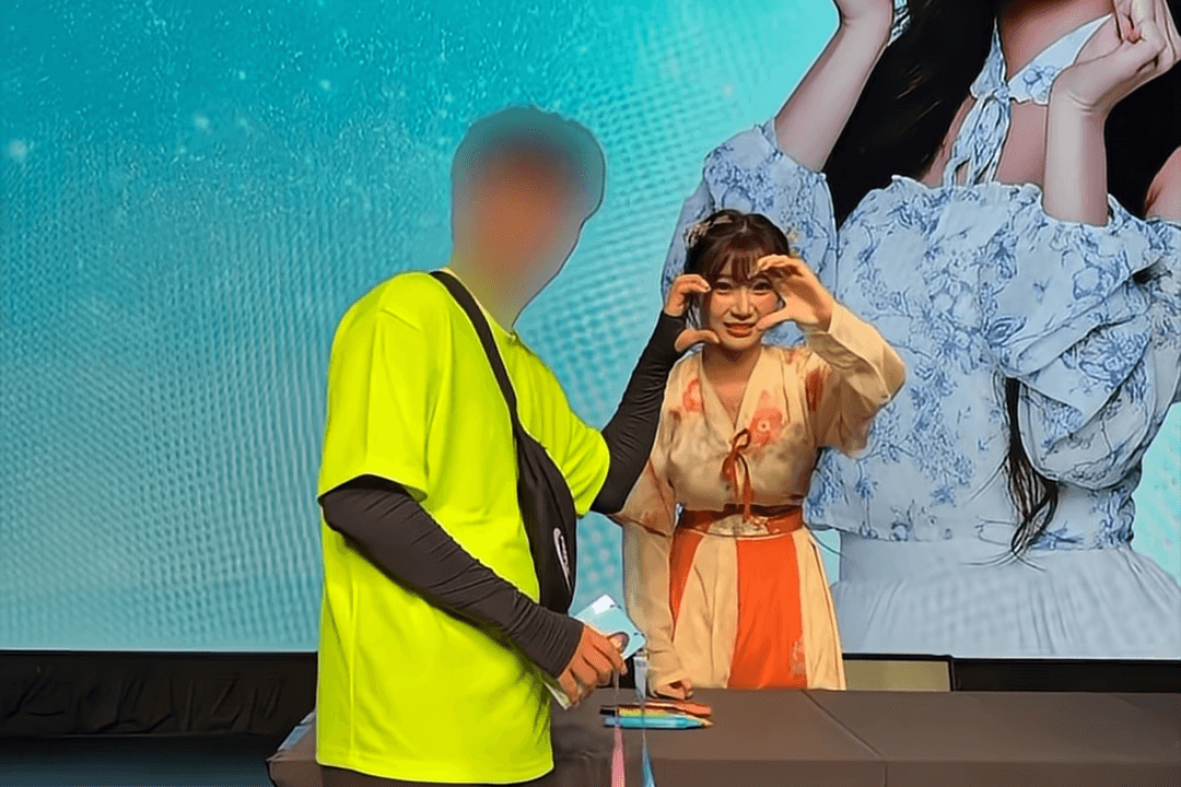 李珠珢合影粉絲面露嫌棄表情引起網友討論。(翻攝自내맘찍영 YT頻道)