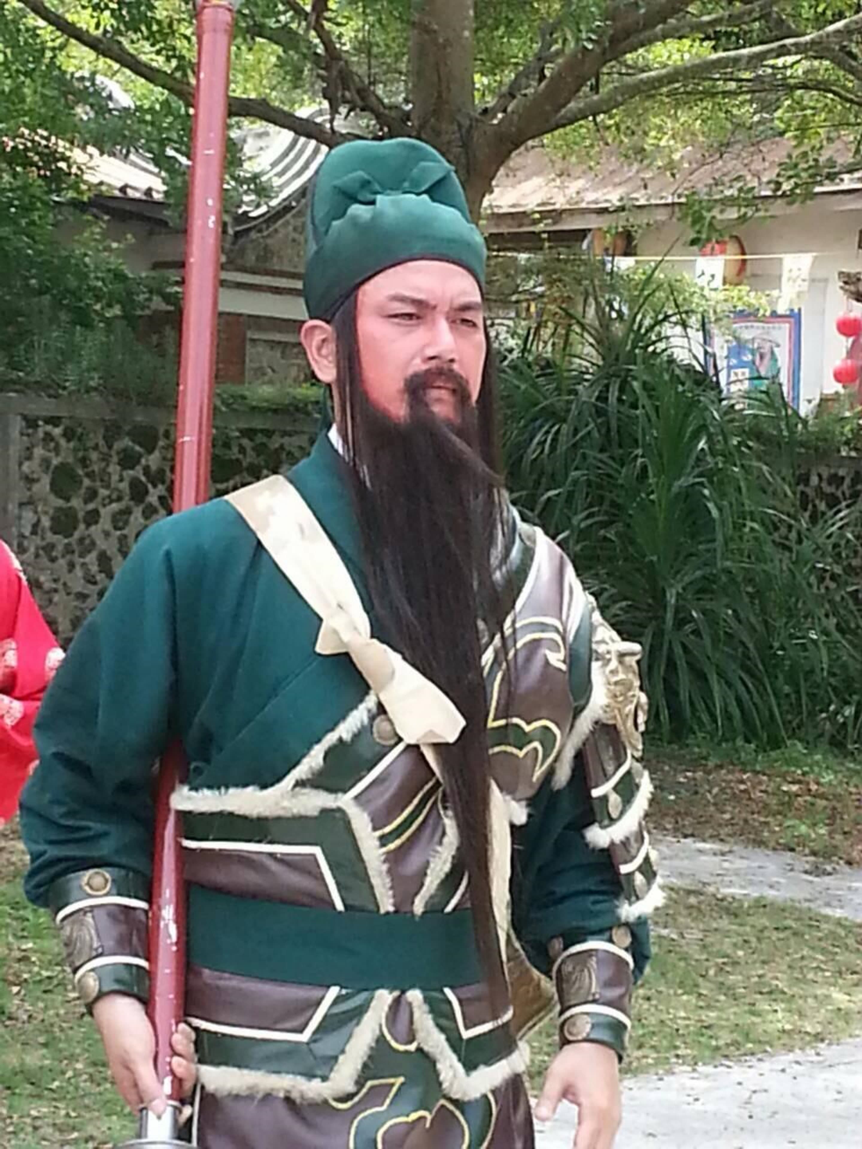 潘逸安曾扮演過關公,在溽暑套上層疊衣物。(艾迪昇傳播提供)