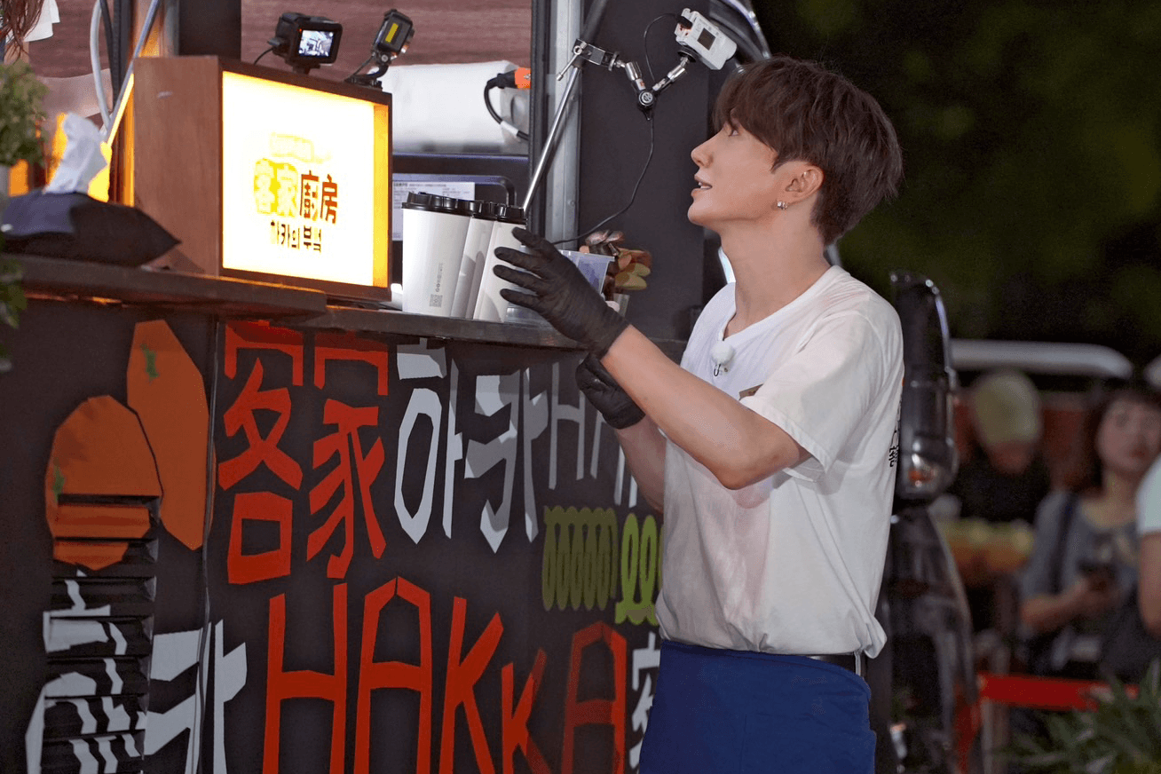 《廚師的迫降:客家廚房》前進桃園棒球場開餐車,販售「特漢堡」。(客家電視台提供)