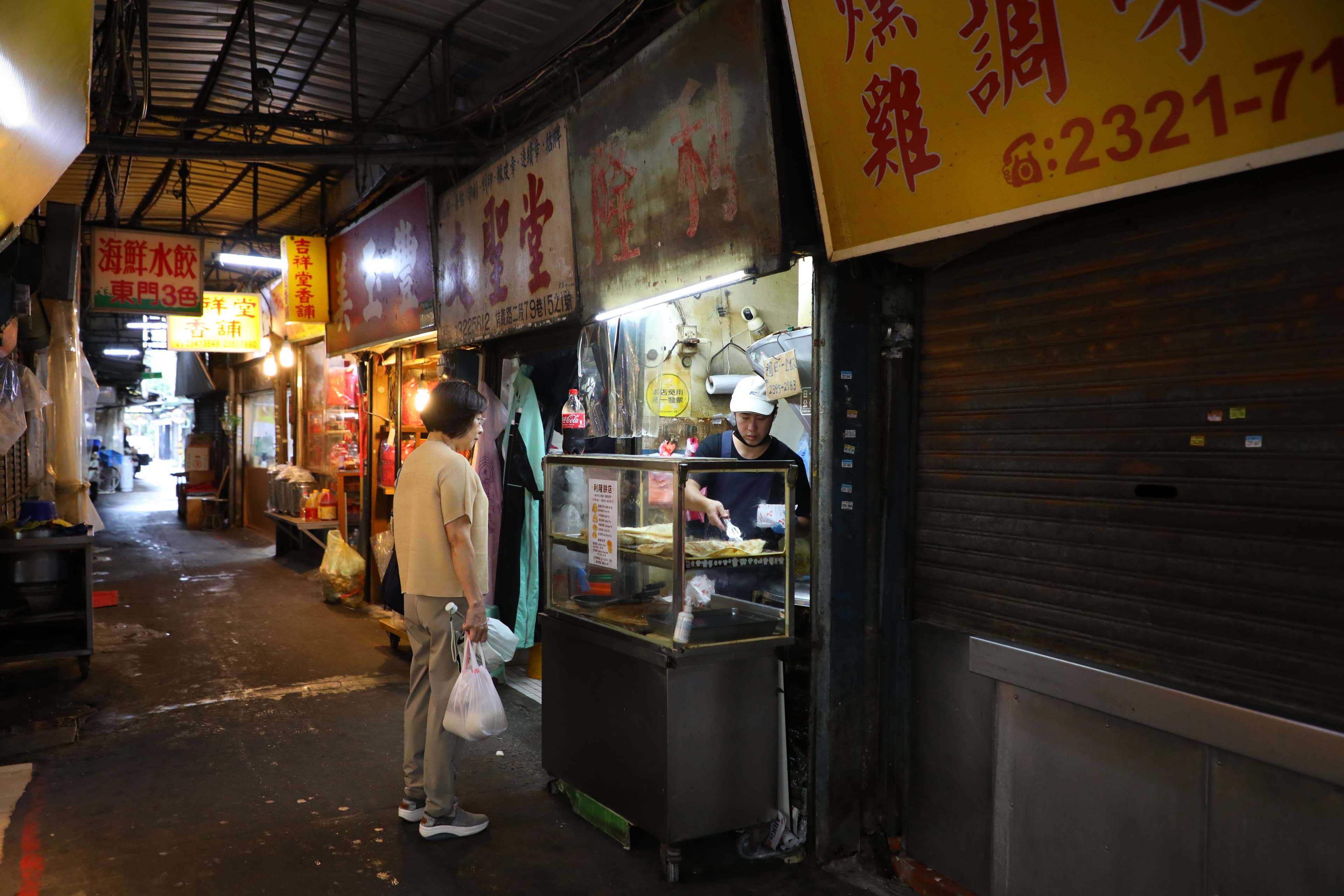 招牌都已斑駁的「利隆餅店」,是東門市場的隱藏版名店。