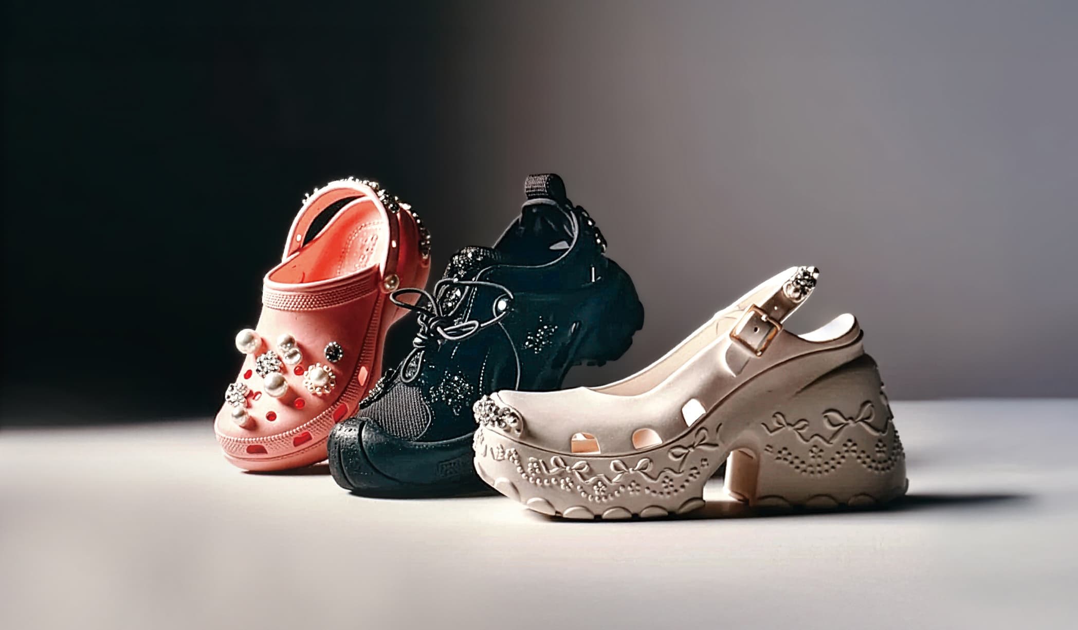 Simone Rocha×Crocs聯名系列經典厚底涼鞋(粉)。NT$6,980/Simone Rocha ×Crocs聯名系列休閒運動鞋(黑)。NT$6,980/Simone Rocha×Crocs聯名系列高跟瑪莉珍鞋(白)。NT$9,780