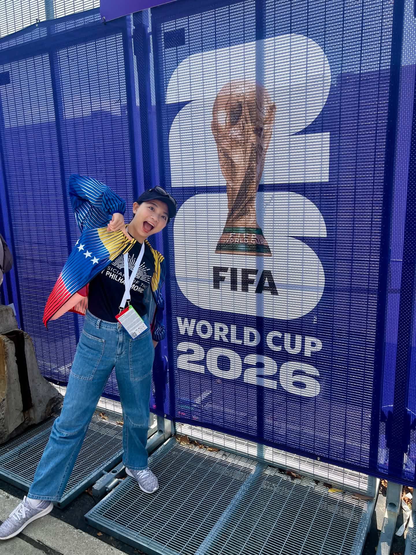 黃薏蓉在2026世界盃足球賽場館外與FIFA World Cup 2026裝置合影。（黃薏蓉提供）