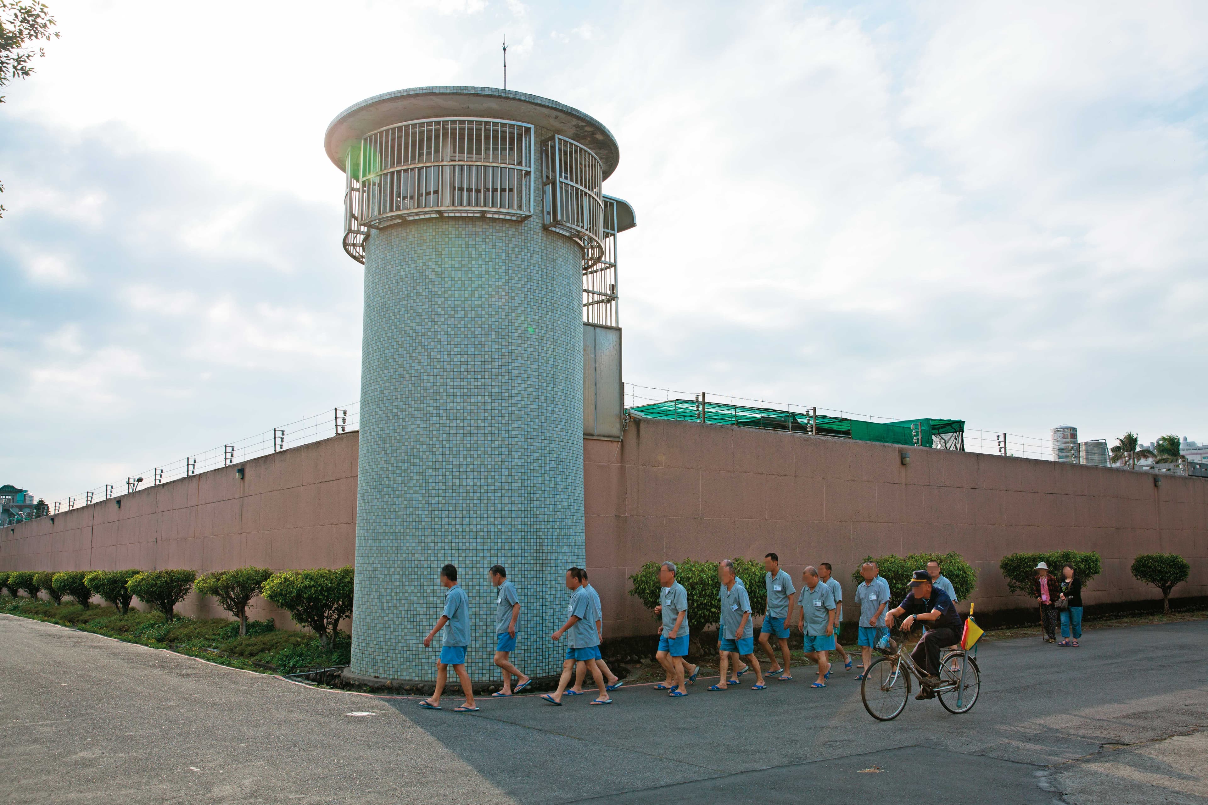 台北監獄收容近4,000名受刑人,管理員共300人。