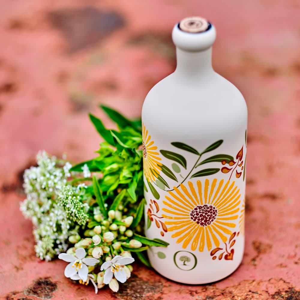 O&CO.季節限定的「西班牙夏日橄欖油」,帶著一絲薄荷清涼,罐子也美得讓人捨不得丟。(2,590元/瓶、500ml)(O&CO.提供)