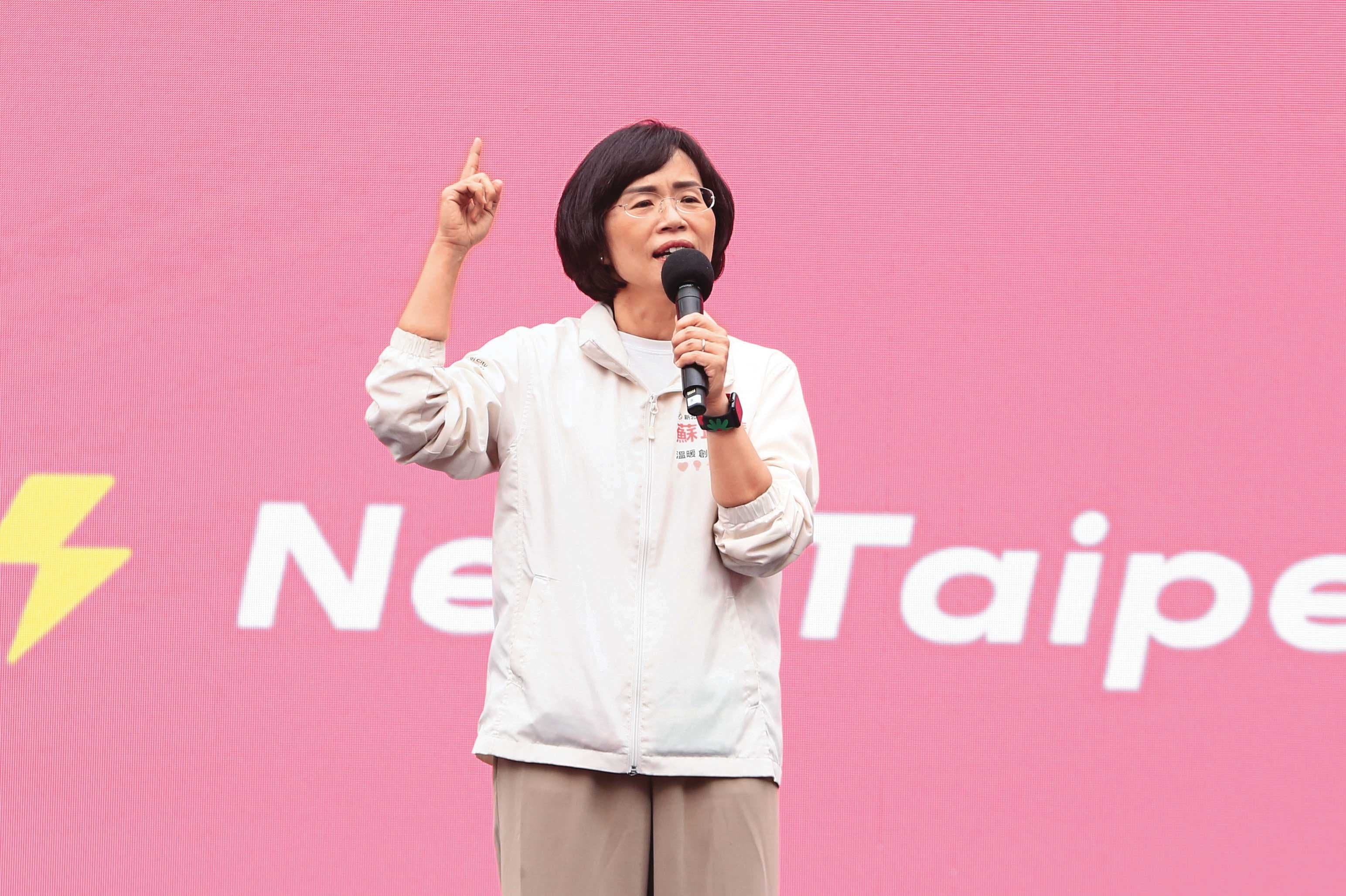 民進黨新北市長參選人蘇巧慧逆勢上揚,近期已在多份民調與對手李四川追平甚至反超,2人打成麻花捲。(鏡報李鍾泉)