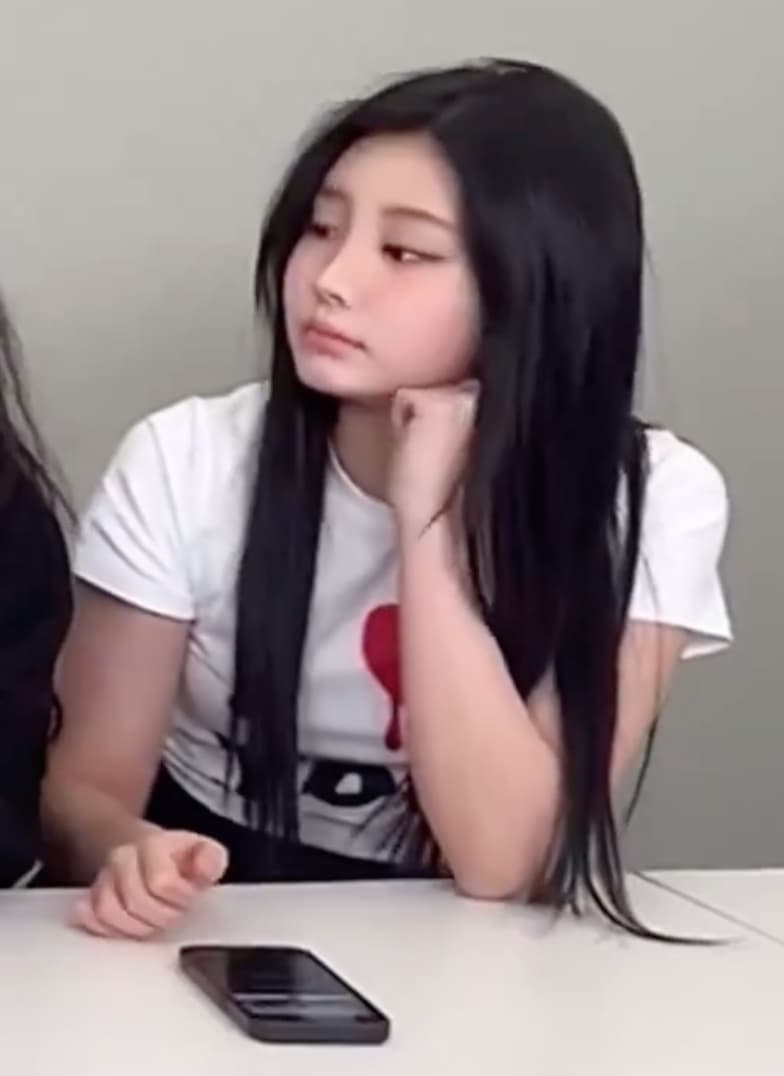 ILLIT成員沅禧(Wonhee)直播時表情凝重,專注在刪網友惡評。(網路圖片)