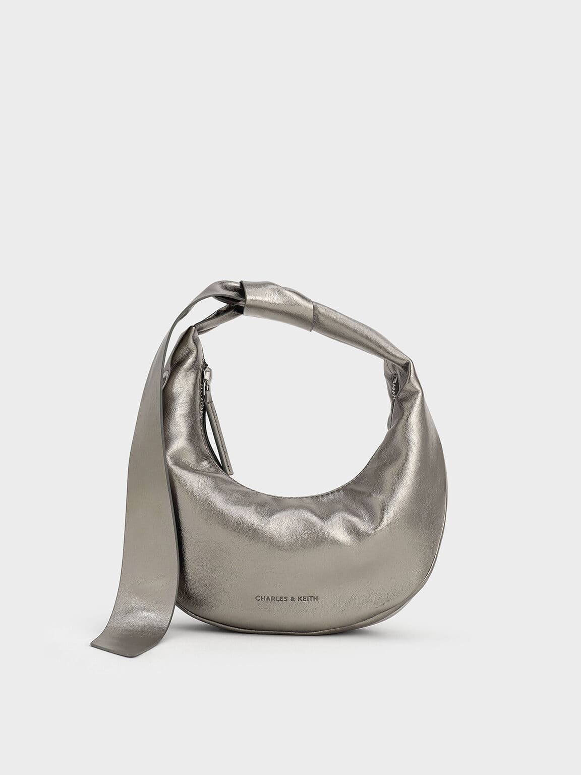 Toni小型軟扭結流浪包。NT$1,890(CHARLES & KEITH提供)