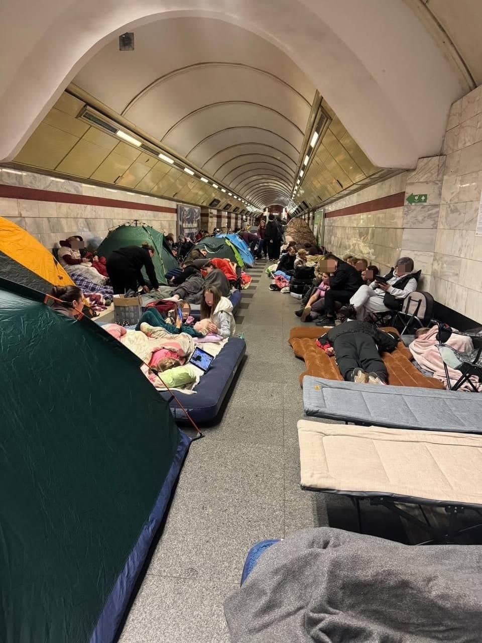 空襲警報響起後，大批基輔市民連夜湧入地鐵站避難，有人攜帶行李、棉被與床墊，在地下空間度過驚恐的一夜。（翻攝自X）