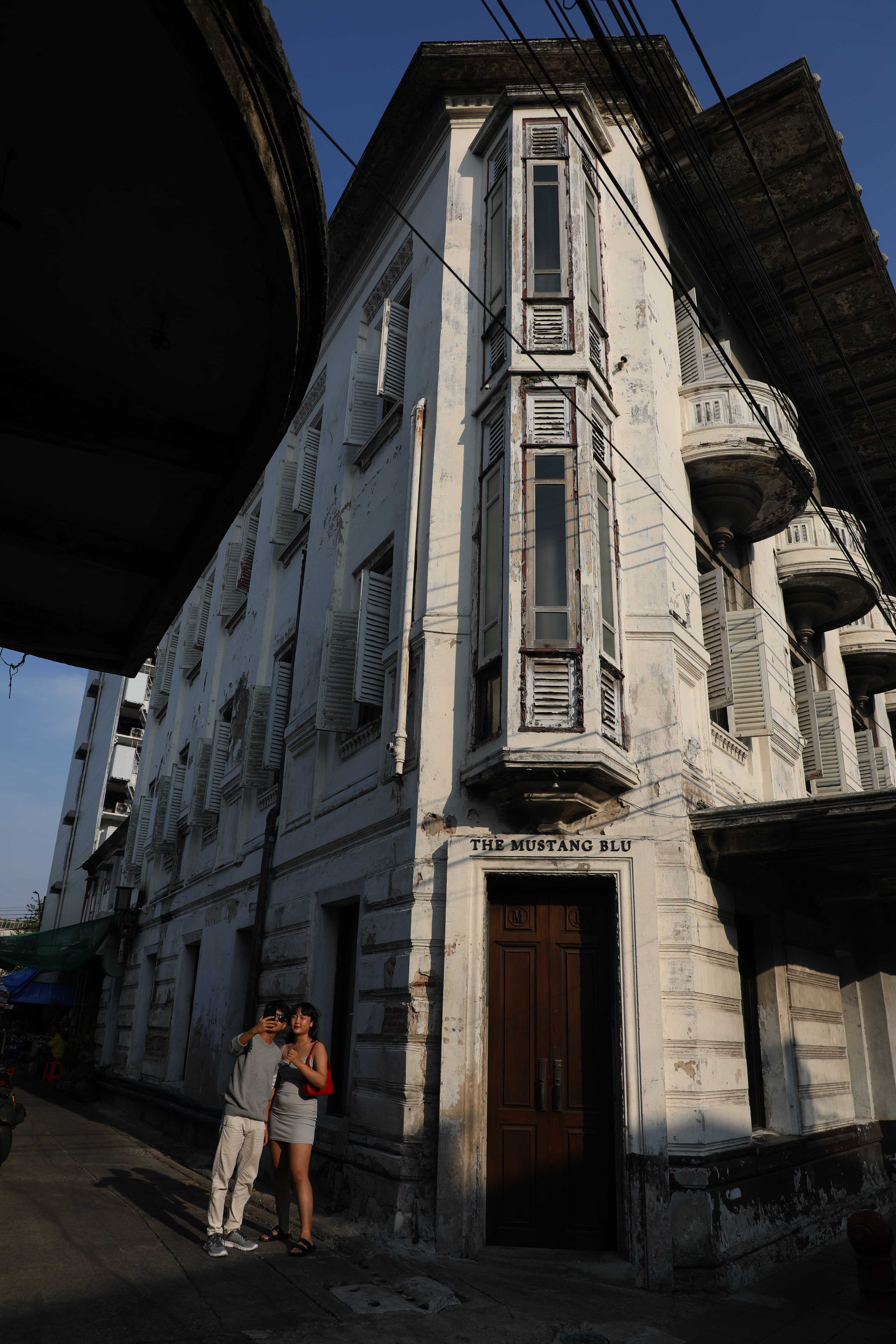 三角形的老建築,現在樓下是餐廳與咖啡館,樓上是精品旅館。