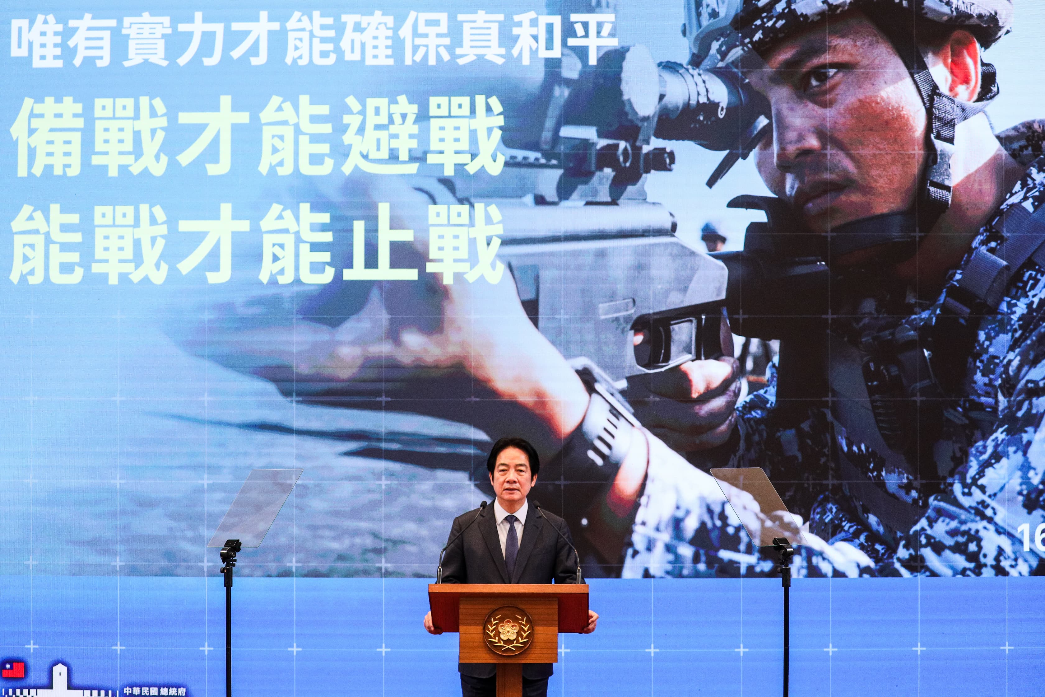 賴清德今在總統府召開記者會呼籲立法院盡速審議國防特別預算,並駁斥所謂政府拒絕幫國軍加薪的指控。(鏡報鄒保祥)