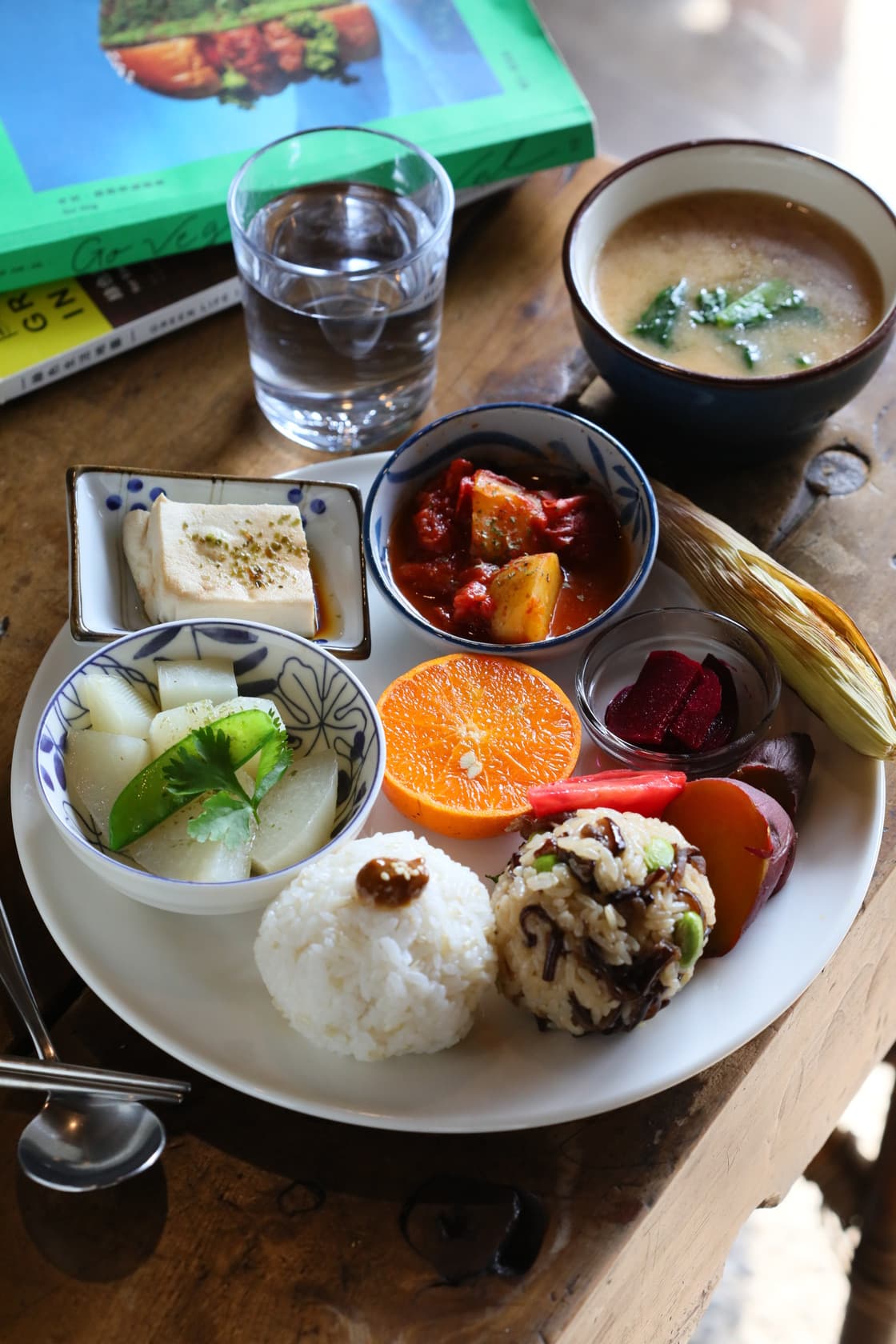 「四季飯糰」有蔬菜飯」糰和豆腐乳飯糰，並運用小農時蔬製成燉物小食。（330元／份）