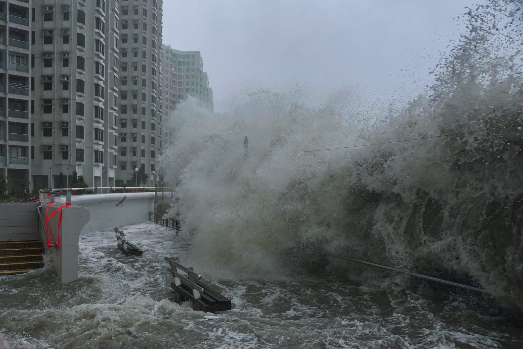 不少網友分享,樺加沙挾強風豪雨侵襲香港。(翻攝自X@MarcGuyon)