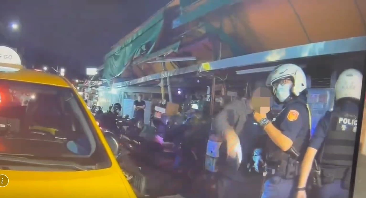 警方到場約制在場人士,並將相關人帶回警局偵訊。(翻攝畫面)