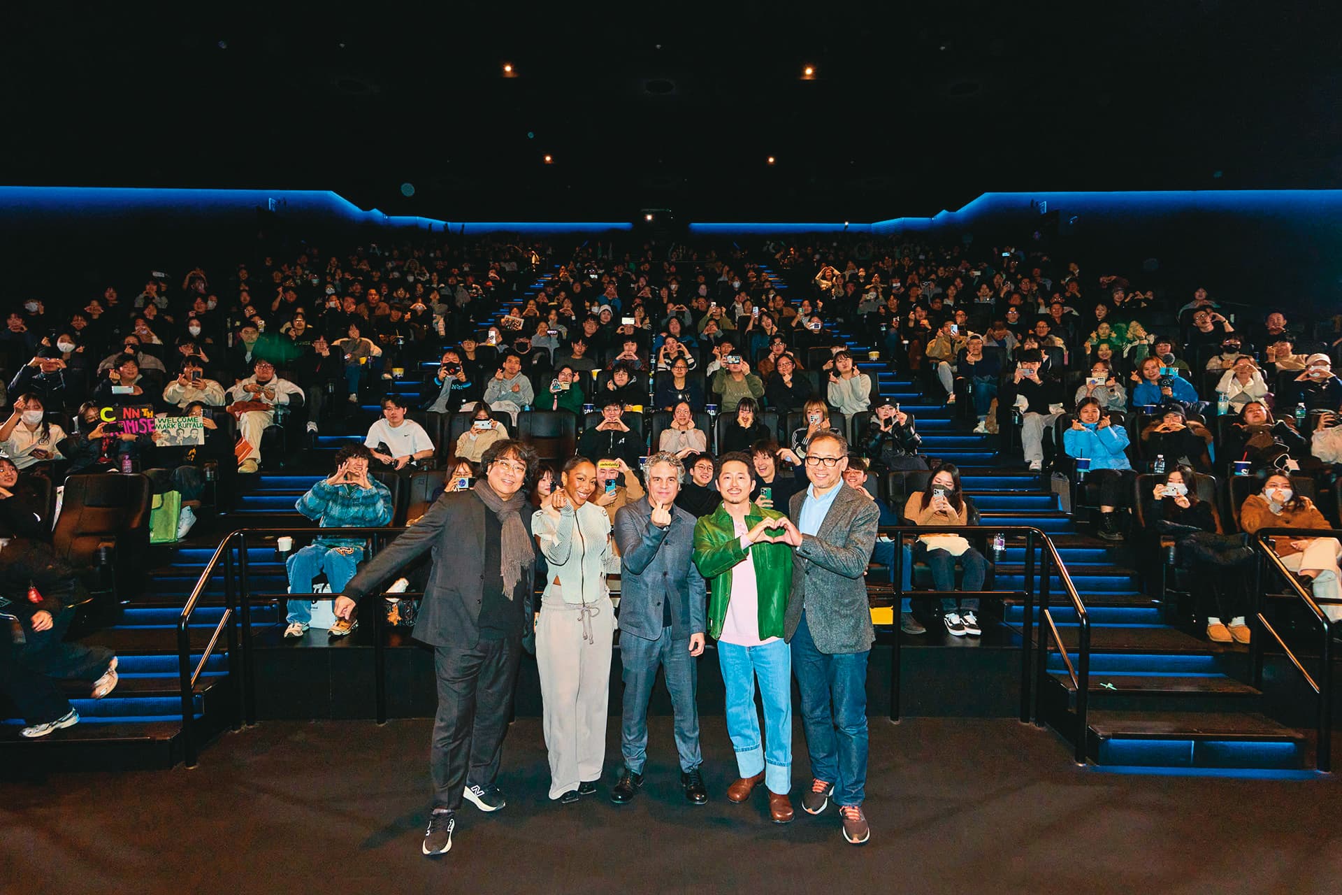 《米奇17號》搶先在韓國上映,導演奉俊昊(左起)、演員娜歐蜜艾基、馬克魯法洛、史蒂芬連和監製崔斗浩前進戲院與觀眾見面。 (翻攝自IG@warnerbros.korea)