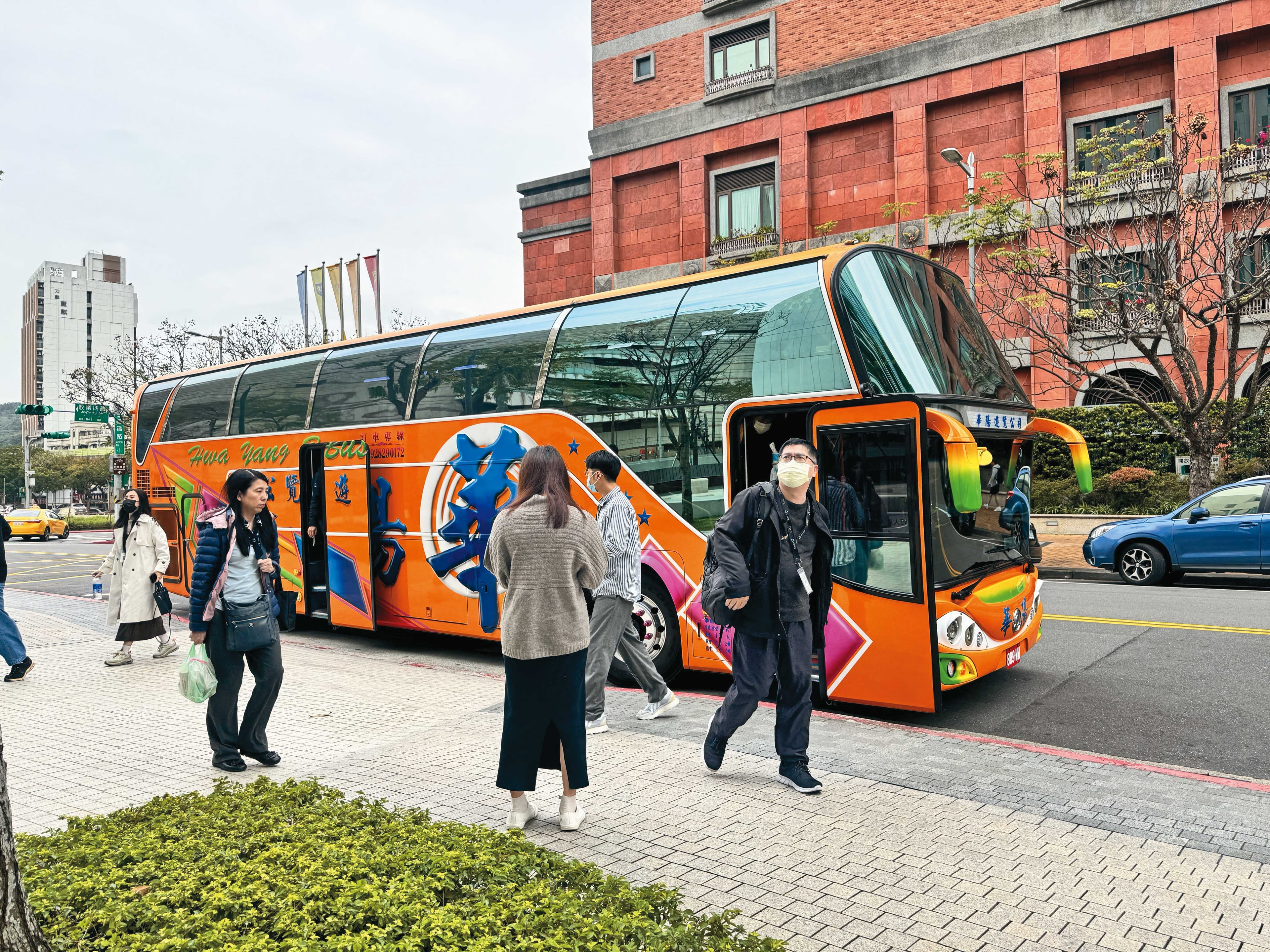 2025/2/20,上午8點52分,第一台宏達電員工專車抵達。