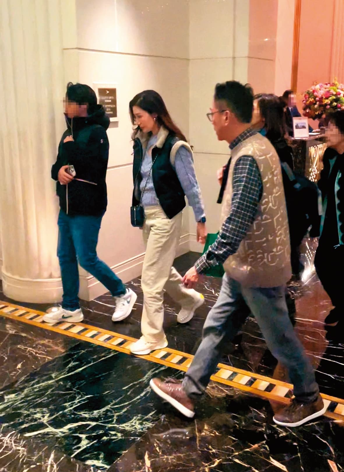 此行李嘉欣(左二)的兒子Jayden(左一)也同行,低調走在旁邊,不搶父母風頭。(讀者提供)