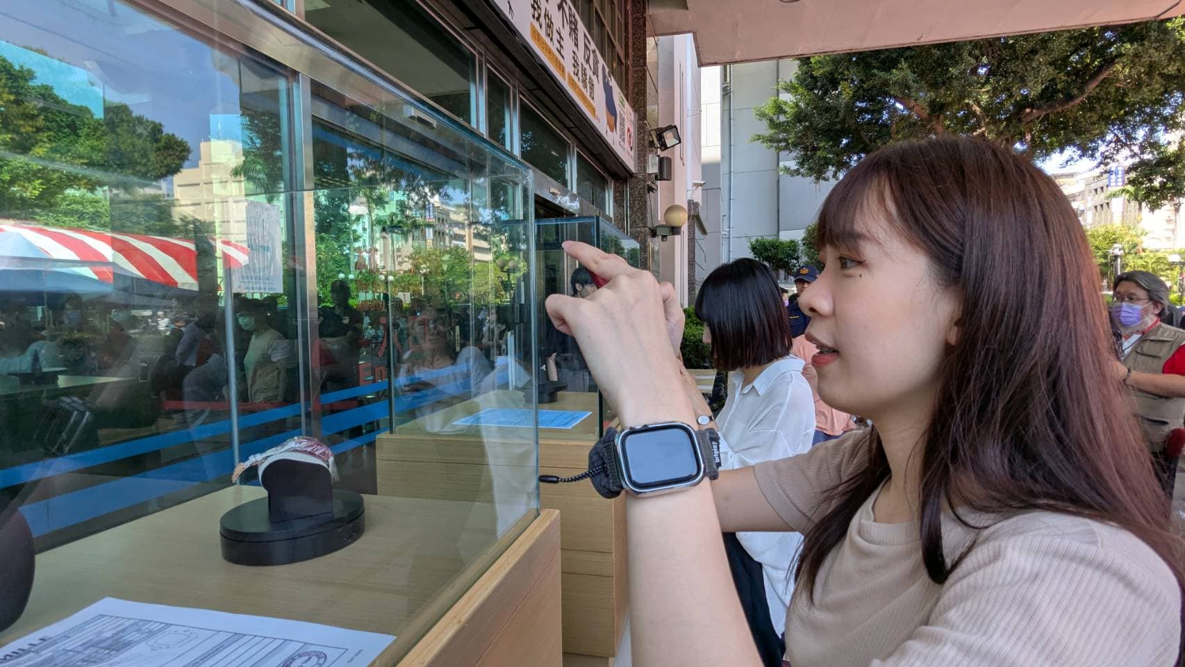 許多粉鑽錶粉絲都跑到現場拍照,一睹粉鑽錶光彩。