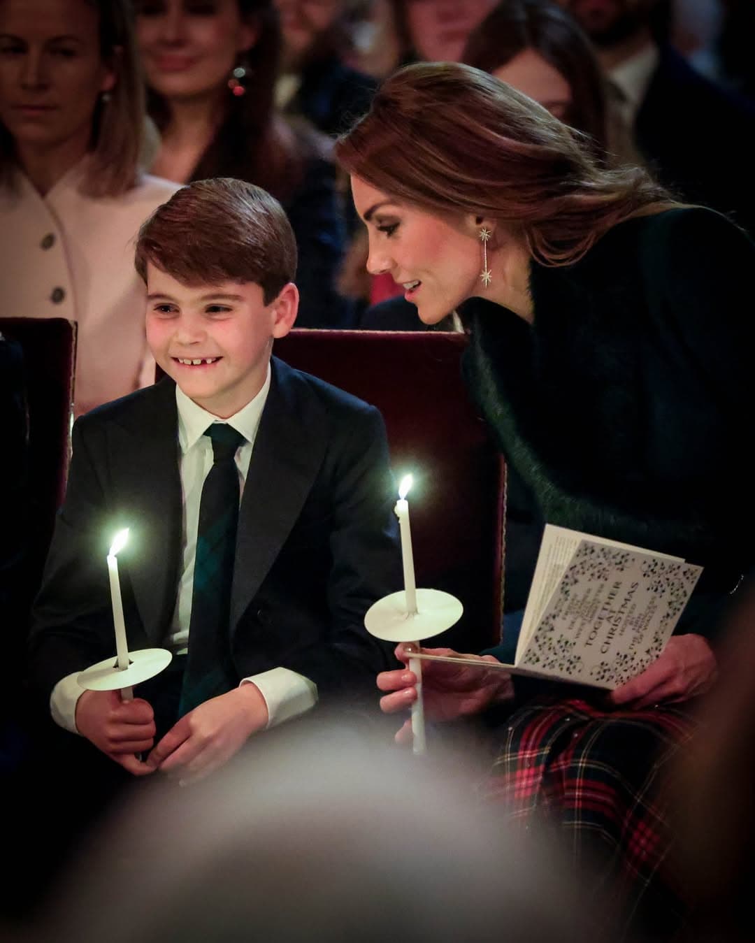 路易坐在媽媽凱特旁邊,笑容可愛。(翻攝princeandprincessofwales IG)